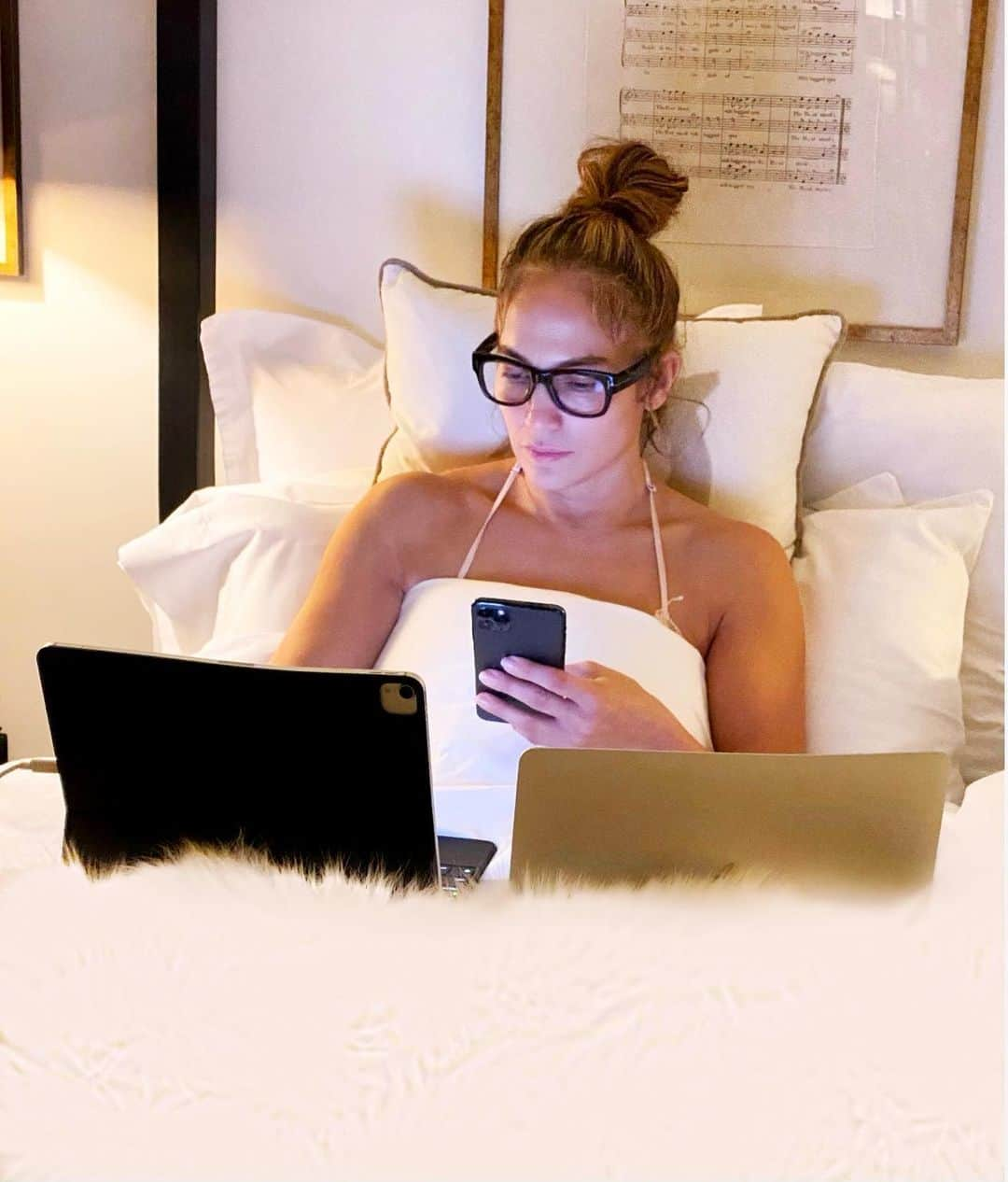 アレックス・ロドリゲスさんのインスタグラム写真 - (アレックス・ロドリゲスInstagram)「Is @jlo ✨ A. Ordering takeout B. Working on @jlobeauty  C. Watching Netflix Guess below 🤔⬇️」12月6日 3時28分 - arod