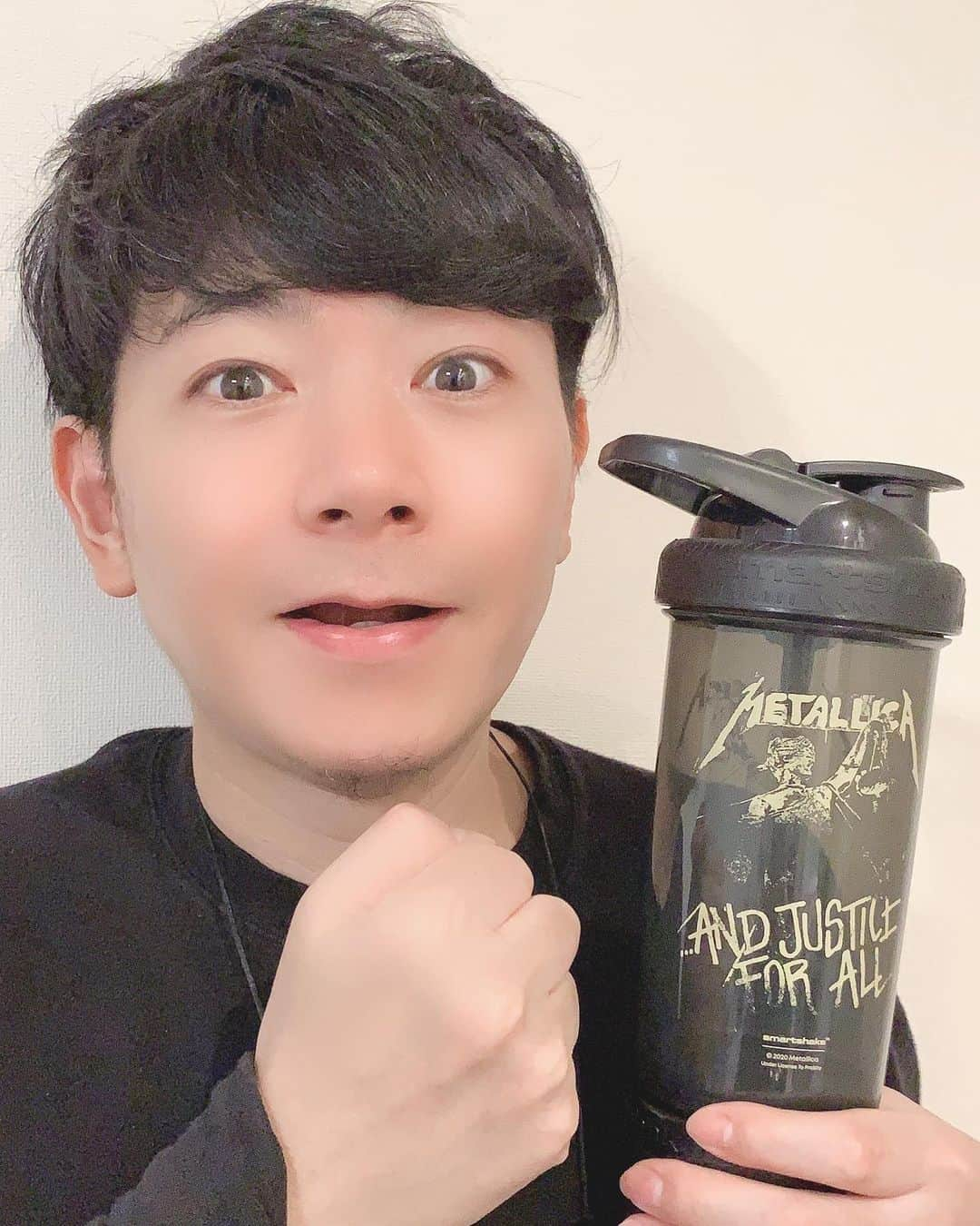 岸尾だいすけのインスタグラム：「SmartShakeさん(@smartshake_japan)が ロックバンドコラボで めちゃカッコイイボトルを発売❗️  僕はMETALLICA〈メタリカ〉のボトルを 選ばせて頂きました‼️  トレーニングには必須の プロテインをシェイクして 持ち運ぶのに上がるデザイン✨  下にはサプリメントケースも付いていて 抜かりなし‼️  #smartshake #スマートシェイク #プロテインシェイカー #サプリメントケース #筋トレ #トレーニング #初インフルエンサー記事 #PR」