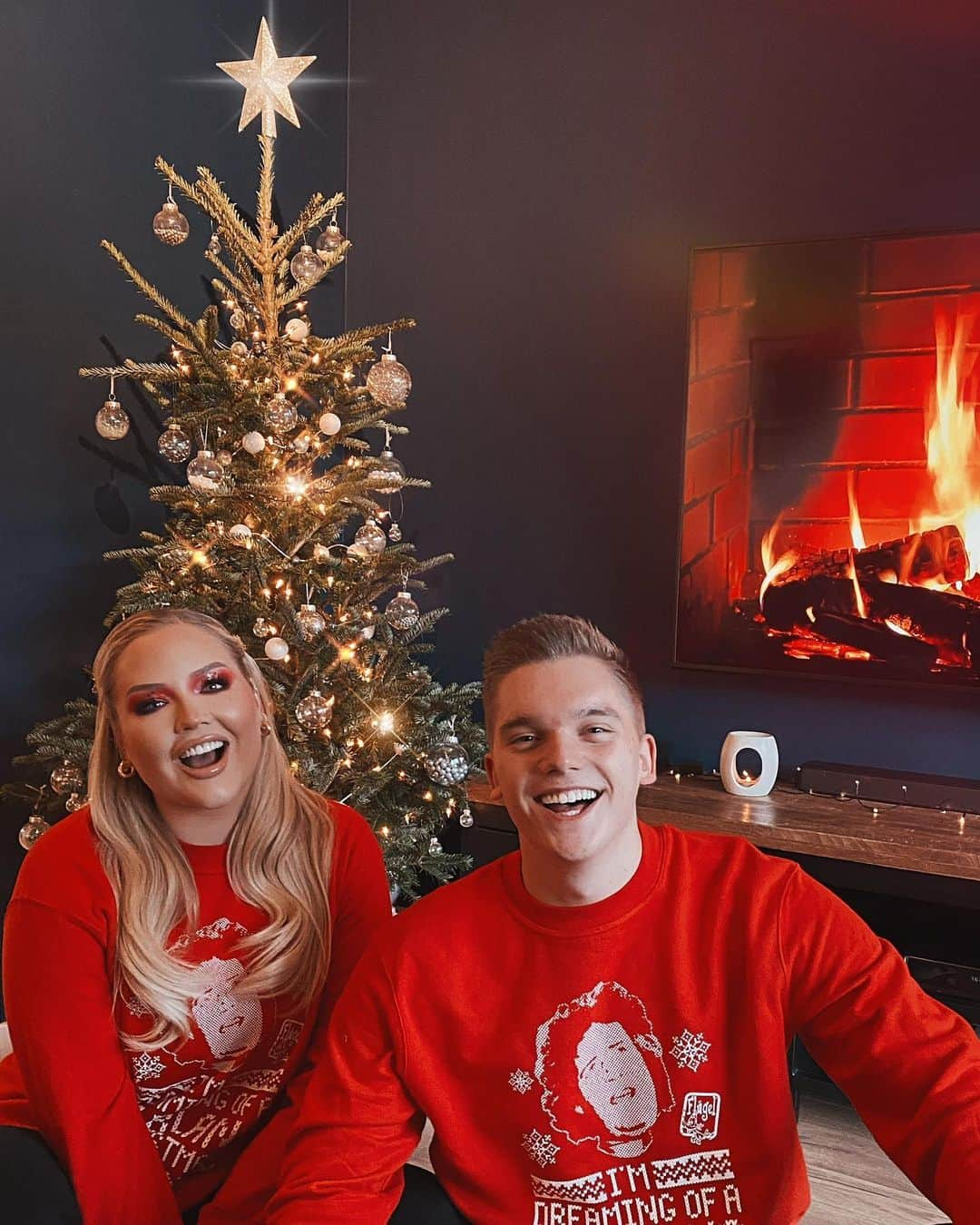 NikkieTutorialsさんのインスタグラム写真 - (NikkieTutorialsInstagram)「I’m dreaming of a __ (fill in the blank!) ❤️🎄✨ aren’t we cute @dylandrossaers 😅」12月6日 3時36分 - nikkietutorials