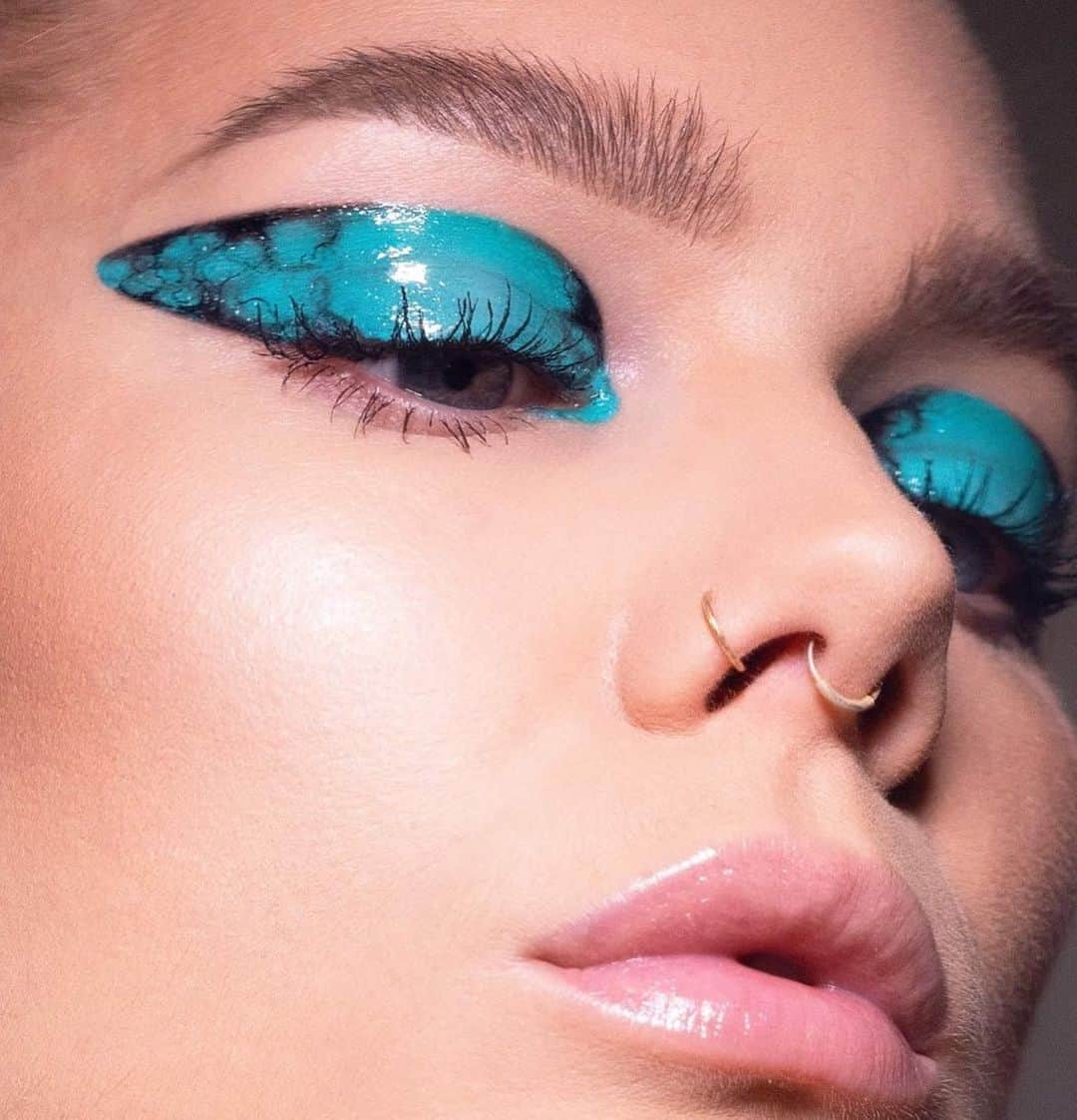 Linda Hallbergさんのインスタグラム写真 - (Linda HallbergInstagram)「Day 8: Turquoise #crystalmakeupchallenge I had so much fun doing this look and you guys are KILLING this challenge!! Go to the hashtag #crystalmakeupchallenge for some amazing inspiration! 😍  Base @danessa_myricks Vision Cream Cover N03 @lindahallbergcosmetics Infinity Filter Light @lindahallbergcosmetics Infinity Palette – Andromeda, Virgio, Cigar, Maffei, Zwicky  Eyes @danessa_myricks Color fix Beaches @danessa_myricks Color Fix Limesickle @lindahallbergcosmetics Infinity Deep Palette – Fornax, Umbra @lindahallbergcosmetics Infinity Glass @lindahallbergcosmetics Infinity Power Lash Waterproof Mascara  Lips @lindahallbergcosmetics Infinity Glass  Brows @lindahallbergcosmetics Sketch and Sculpt Dark Brown & Tinted Brow Gel Taupe」12月6日 3時37分 - lindahallberg