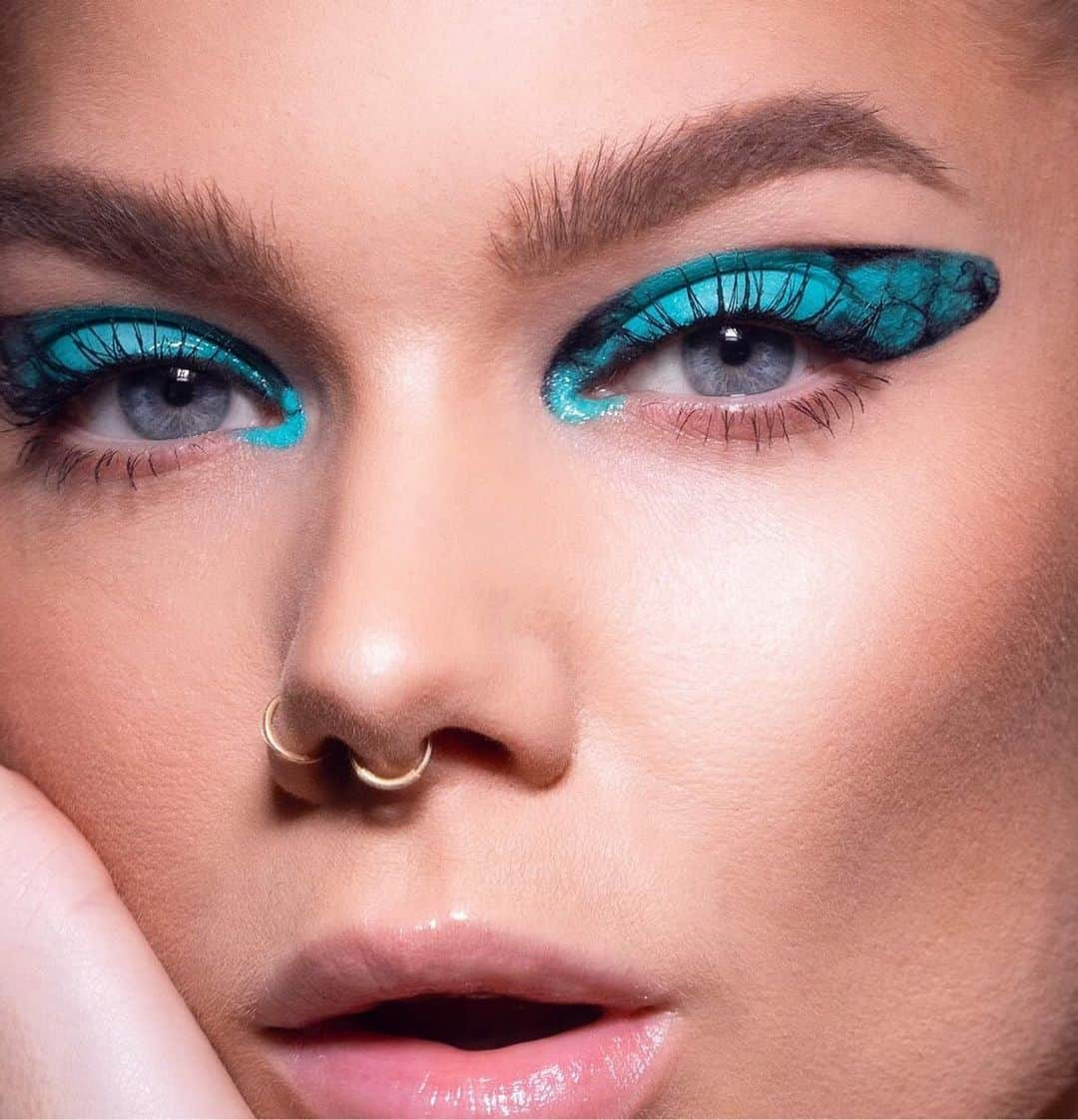 Linda Hallbergさんのインスタグラム写真 - (Linda HallbergInstagram)「Day 8: Turquoise #crystalmakeupchallenge I had so much fun doing this look and you guys are KILLING this challenge!! Go to the hashtag #crystalmakeupchallenge for some amazing inspiration! 😍  Base @danessa_myricks Vision Cream Cover N03 @lindahallbergcosmetics Infinity Filter Light @lindahallbergcosmetics Infinity Palette – Andromeda, Virgio, Cigar, Maffei, Zwicky  Eyes @danessa_myricks Color fix Beaches @danessa_myricks Color Fix Limesickle @lindahallbergcosmetics Infinity Deep Palette – Fornax, Umbra @lindahallbergcosmetics Infinity Glass @lindahallbergcosmetics Infinity Power Lash Waterproof Mascara  Lips @lindahallbergcosmetics Infinity Glass  Brows @lindahallbergcosmetics Sketch and Sculpt Dark Brown & Tinted Brow Gel Taupe」12月6日 3時37分 - lindahallberg