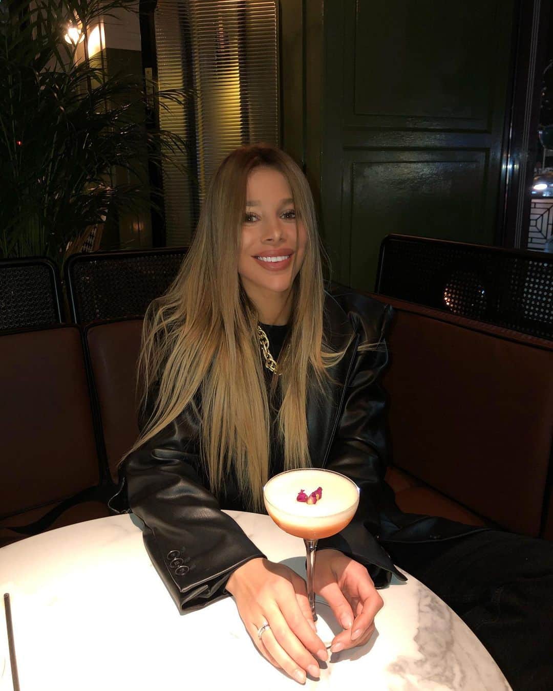 Anyuta Goldenのインスタグラム：「Бомжур😜」