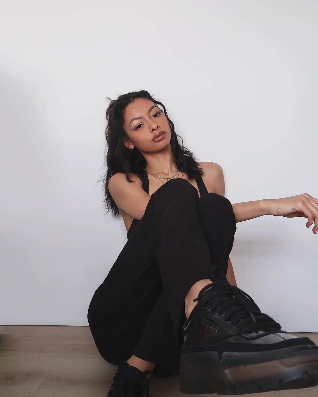 ジェイデ・ピアスのインスタグラム：「#REEBOKXCARDIB 🖤 @reebokeurope #ad」