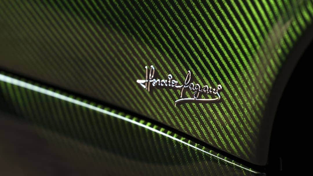 パガーニ・アウトモビリのインスタグラム：「A diamond made out of carbon fibre that wonderfully shines under sunlight.   This magnificent exemplar of Roadster BC displays three types of visible carbon fibre: the top of the car is Morgana purple, the middle is Smeraldo green, while the central stripes, the fins, the mirrors and the lower parts of the sides are Acero red. How wonderful!  #pagani #huayra #roadsterbc #ParcoInnovazione」