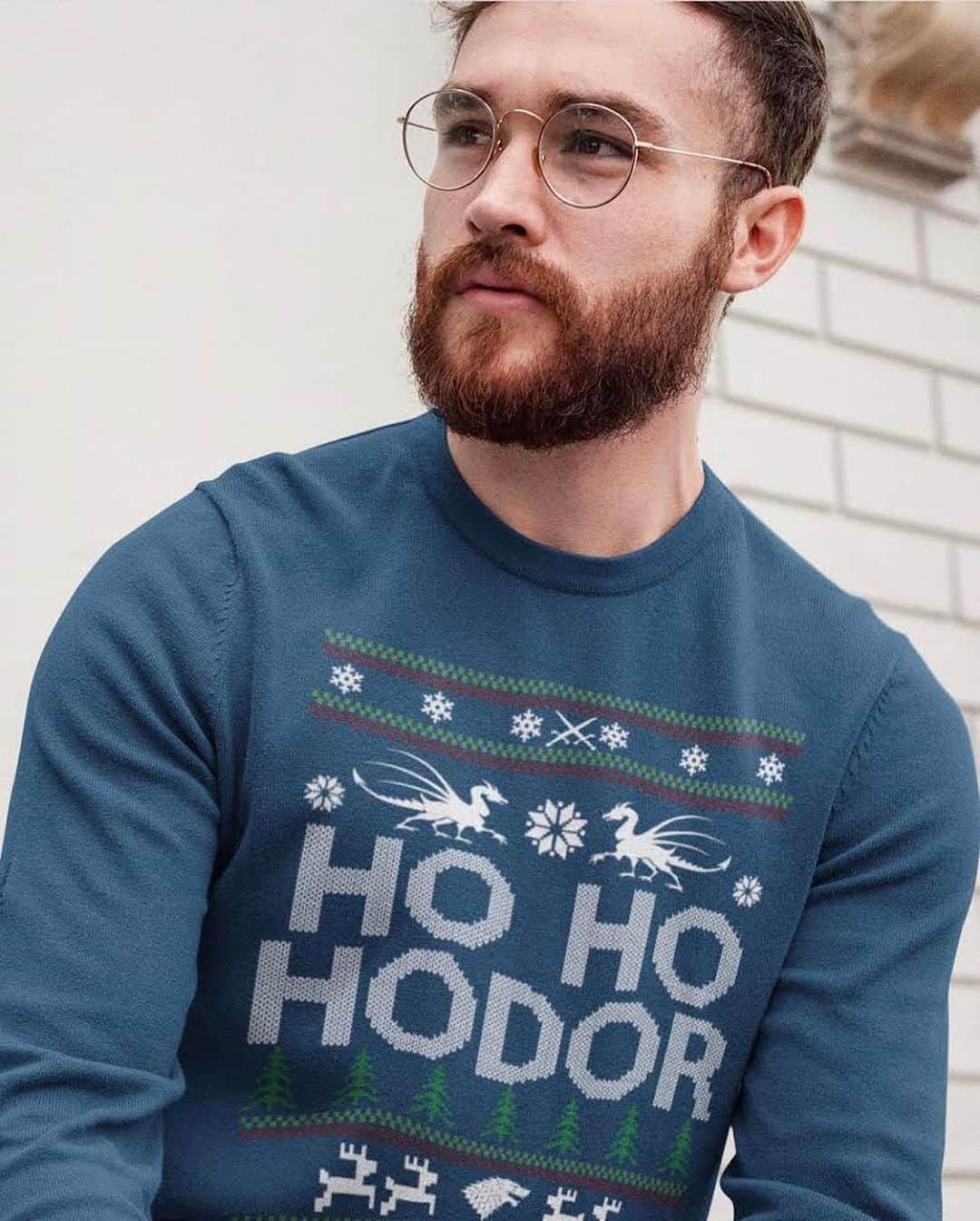 ピーター・ディンクレイジのインスタグラム：「20% OFF TODAY ONLY! 🎅🏻  Check out these awesome Christmas Sweatshirts! You can get them from the link in MY BIO (Profile). ‼️  This is a limited edition so be fast! 🔥 Worldwide shipping 🌏  We print and ship all orders from USA 🇺🇸 Available in more than 20 colors 🌈」
