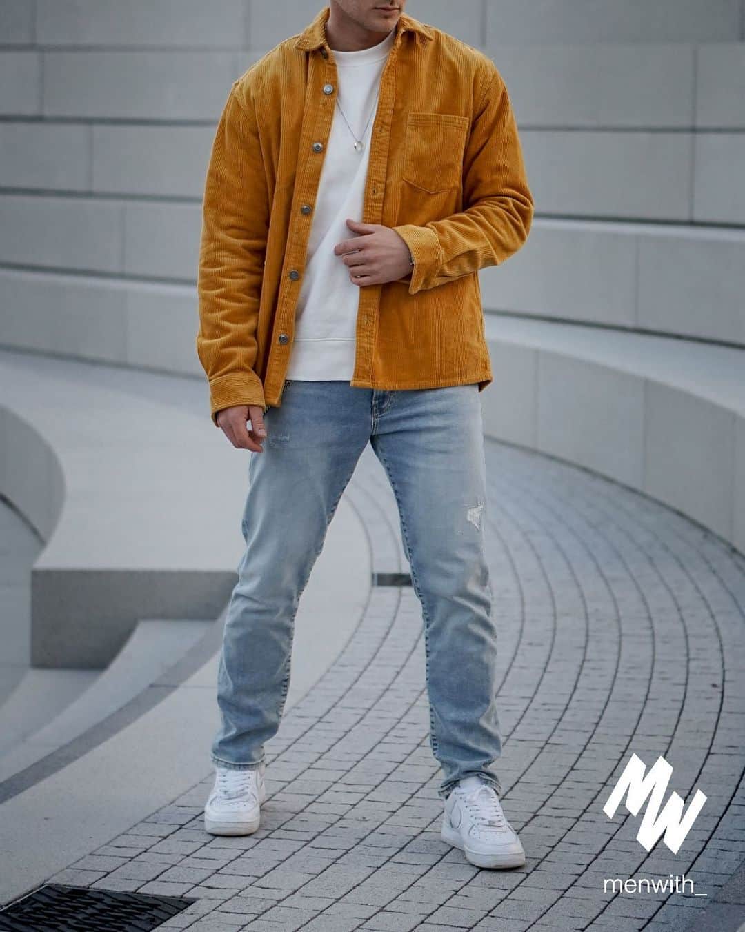 Men Withのインスタグラム：「Really cool outfit worn by our dear friend @iamluca.z_ 👌🏽 #menwithstreetstyle」