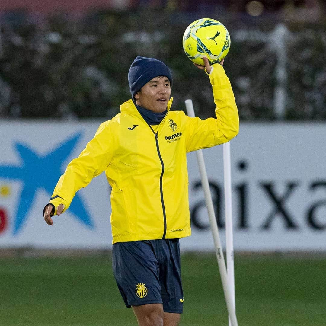 ビジャレアルCFのインスタグラム：「Primera y última sesión de entrenamiento 📸 antes de recibir mañana al @elchecfoficial (18.30 horas). ¡Qué frío 🥶😅!   ¡Vamos, equipooooooo 💪! . First and last training session 📸 before hosting @elchecfoficial tomorrow (6:30pm CET). It’s cold out there 🥶😅!   Let’s go, team 💪!  #VillarrealElche #Villarreal #futbol #football #soccer #laliga」