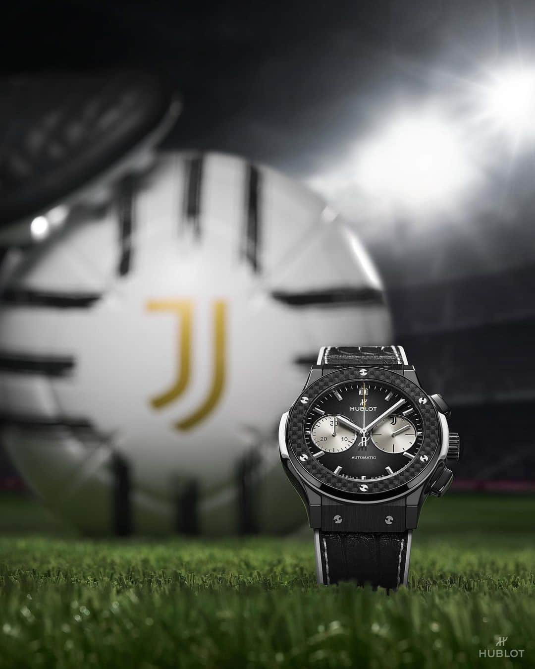 ウブロさんのインスタグラム写真 - (ウブロInstagram)「@juventus vs Torino 2-1! A black and white victory! Congratulations #Juventus! #SerieA #HublotLovesFootball」12月6日 3時59分 - hublot