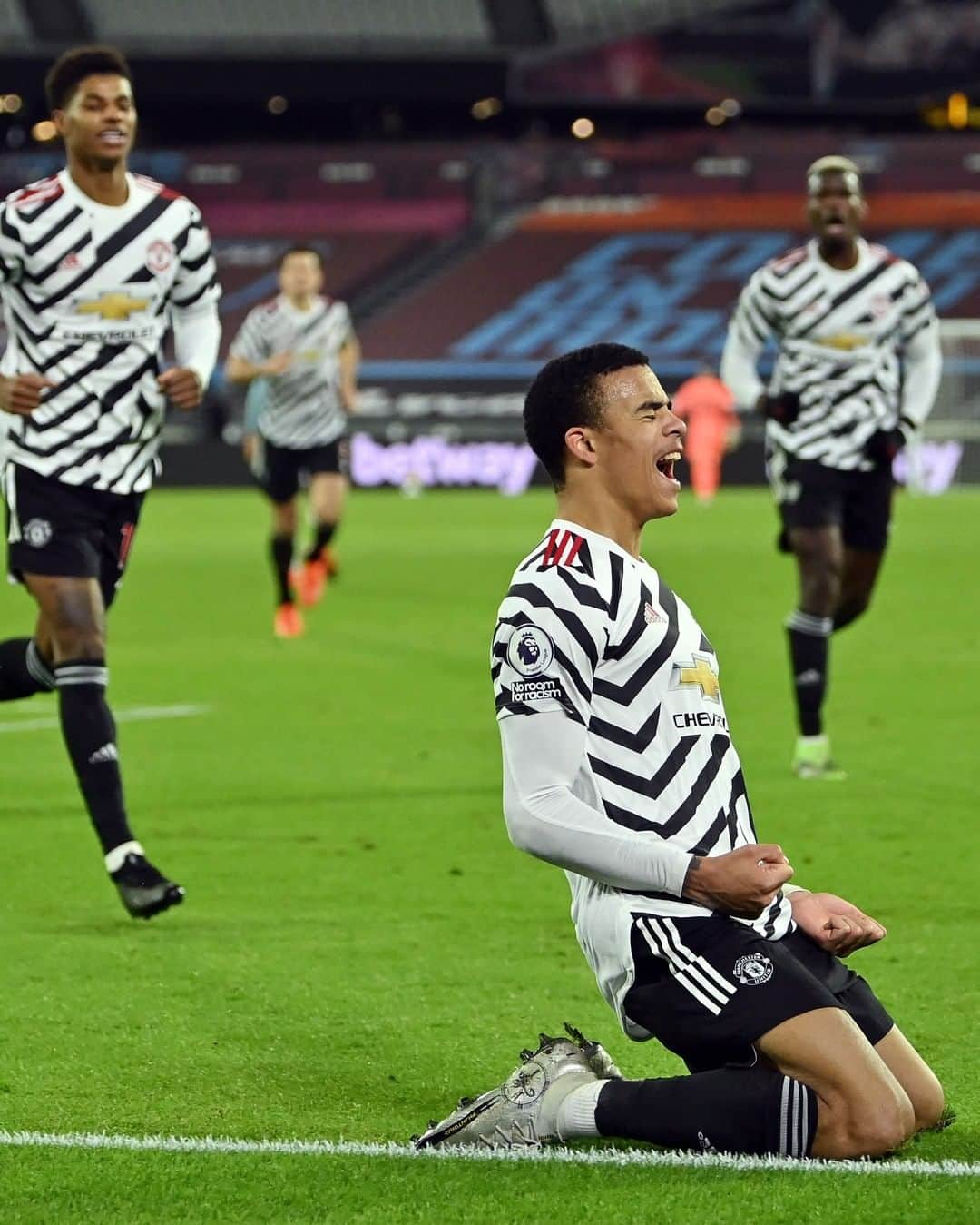 マンチェスター・ユナイテッドさんのインスタグラム写真 - (マンチェスター・ユナイテッドInstagram)「Mason #Greenwood gets our second goal in three minutes to make it 2-1 – an incredible turnaround! 🔥 #MUFC #PremierLeague」12月6日 4時01分 - manchesterunited