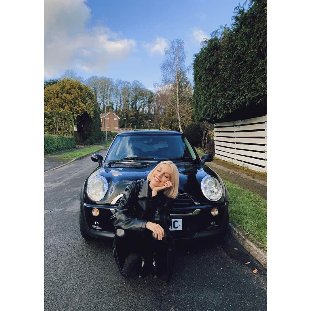 リアンヌさんのインスタグラム写真 - (リアンヌInstagram)「Ok so...I just went ahead and just bought my first car 🚗😍 I passed my test a year ago after coming back from Tokyo but couldn’t find anything that clicked until I found this little spy car ❤️❤️❤️❤️ Confessing to you all right now that I drive like a granny (even though it’s super charged 🔥🤨)   車買ったー！すごいでしょう？1年前ぐらいに免許証取ったのに、なかなか実際運転する勇気がなくて、、😖 でも最近イギリスの色んな場所のスタジオで仕事が入るようになったから運転しないとダメになった。やっぱ運転はちょっと怖いけど可愛い車にすれば勇気出るでしょう？と思ってこれにしました！❤️❤️❤️」12月6日 4時01分 - cream_with_a_k