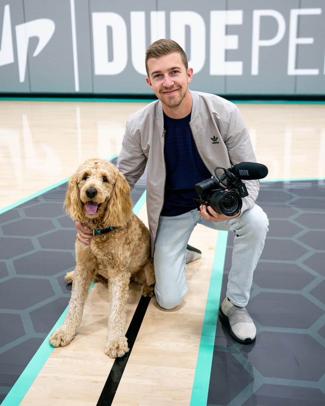 Dude Perfectさんのインスタグラム写真 - (Dude PerfectInstagram)「NEW HIRE ALERT 🚨 The @dpeditors are beefing up! Everyone say hello to Shon (right). He’s spent the last couple years crushing it for the @dallasstars and we’re PUMPED to have him on the team.  Buckle up, 2021! @shonsterthemonster」12月6日 4時02分 - dudeperfect