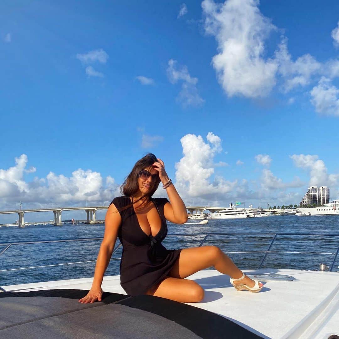 クラウディア・ロマーニさんのインスタグラム写真 - (クラウディア・ロマーニInstagram)「Favorite pic? Nothing like Miami and a boating day with my love and his family !! ❤️🎅 Build a life that doesn’t turn  you bitter .. Be the smile on somebody’s face .. 😻😻😻 📸: @chrisvehovec」12月6日 4時03分 - claudia_romani