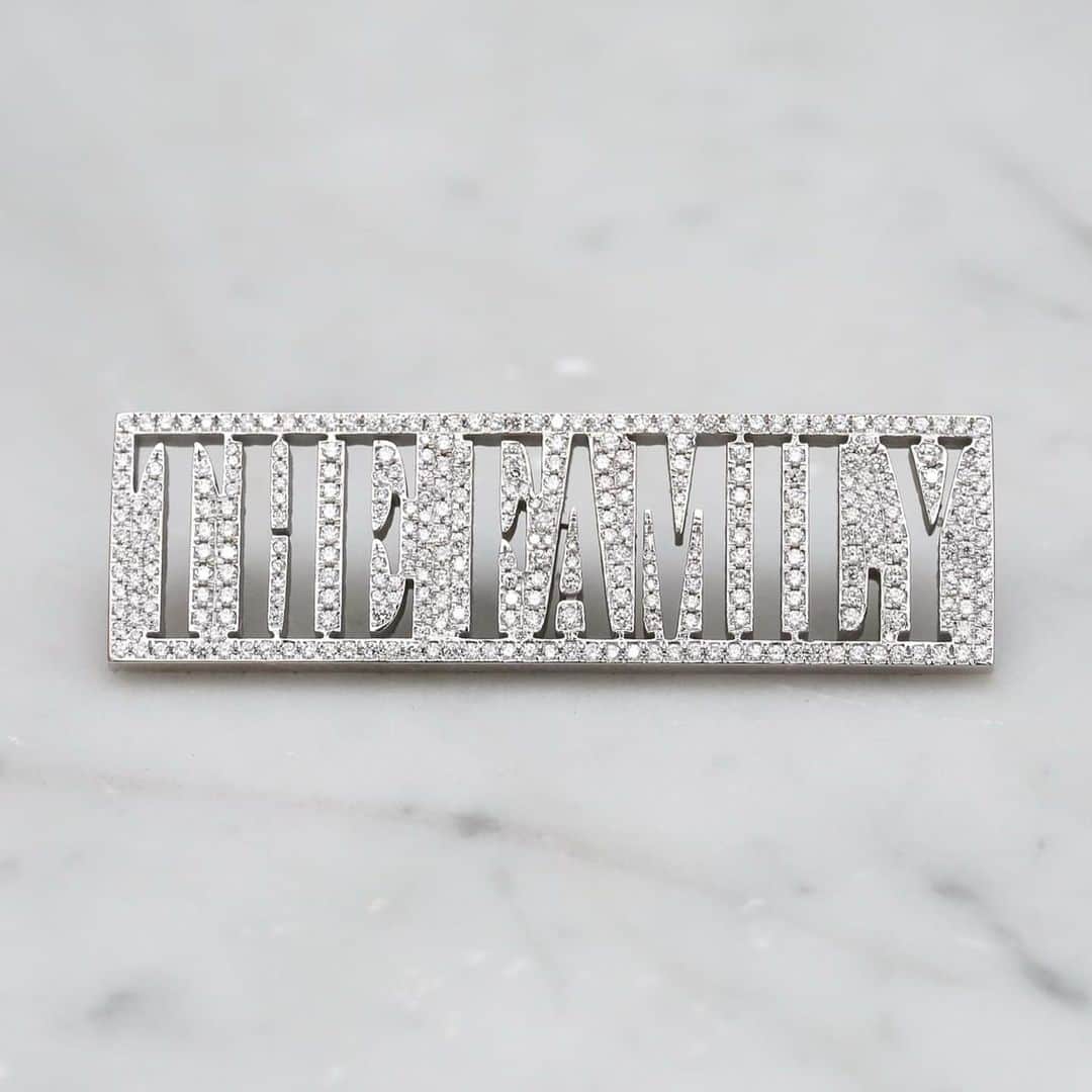 ファボラスのインスタグラム：「The devil is in the details 💎📌 @gregyuna   #TheFamilyPin」