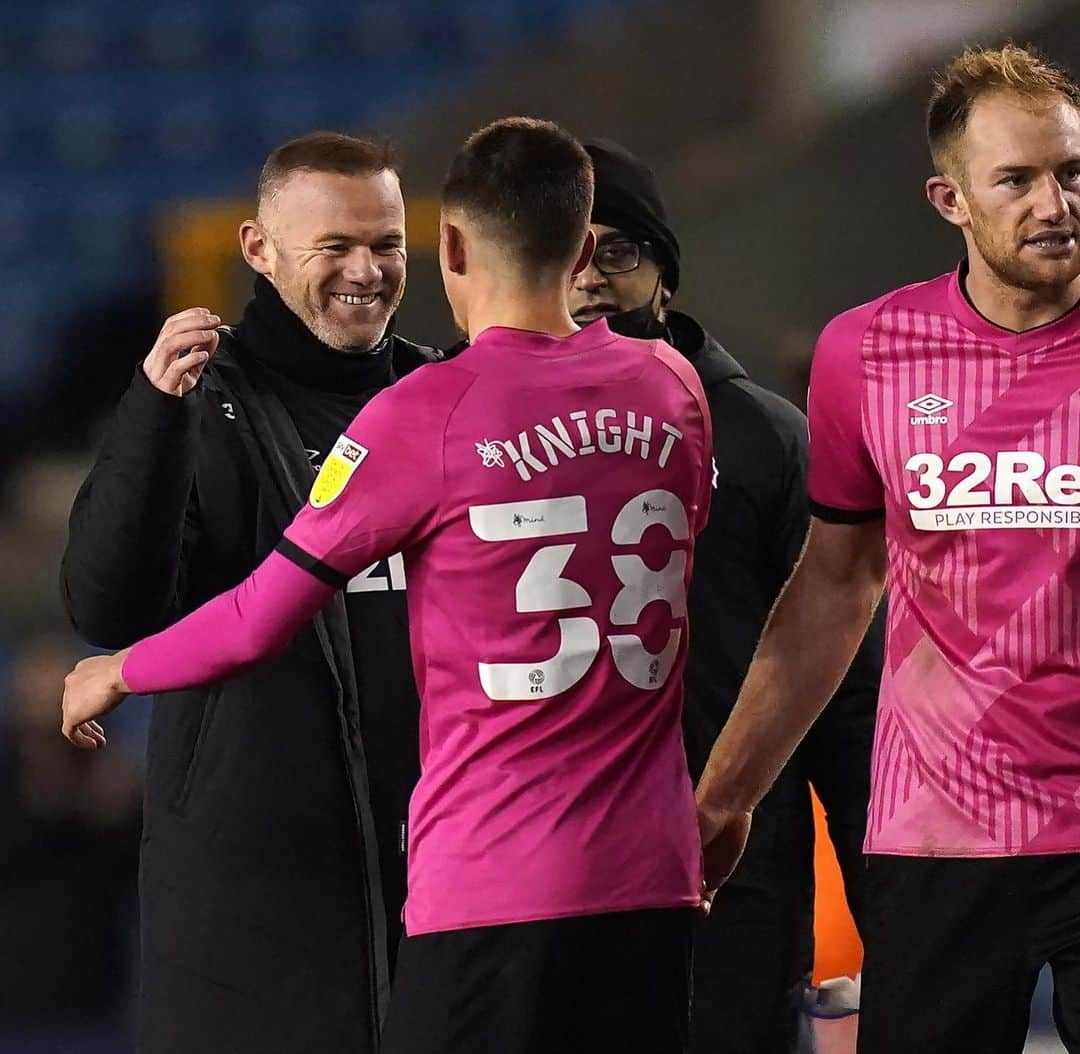 ウェイン・ルーニーのインスタグラム：「Massive 3 points today. Delighted for the players, staff and our fans. #dcfc」