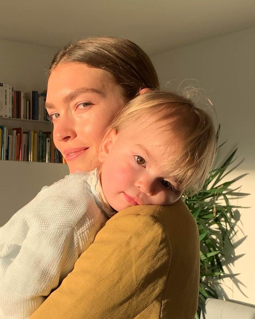アリゾナ・ミューズのインスタグラム：「While she’s still small enough to be carried ❤️」