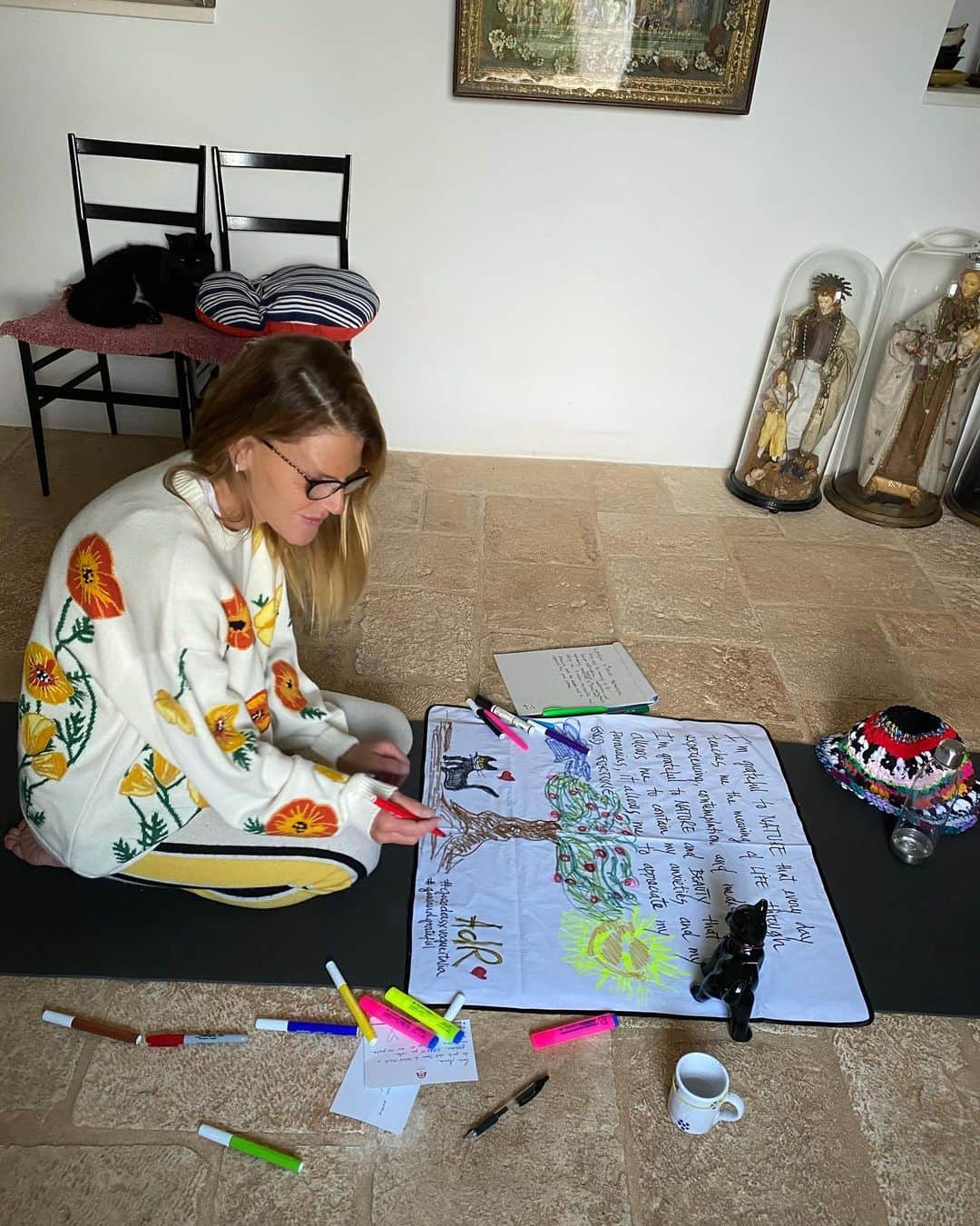 アンナ・デッロ・ルッソさんのインスタグラム写真 - (アンナ・デッロ・ルッソInstagram)「@goooders_ X @vogueitalia 💕💕💕kindhearted collaboration where artists and personalities have been asked to write down what they were grateful for this year. Put down good thoughts is always such a good exercise. Here is what I did for them. 🙏The handcrafted and handwritten bandanas are limited one of a kind available on gOOOders for a month and all the profits will be entirely donated to @iamaliceitaly no profit cooperative 🌼🌻🌼 #gooodersxvogueitalia #gooodandgrateful」12月6日 4時10分 - annadellorusso