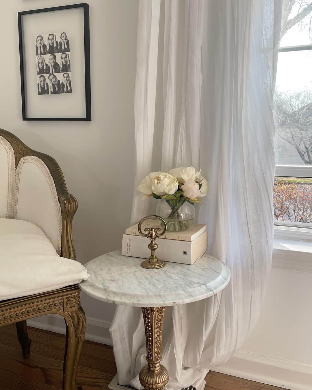 Kelsey Simoneのインスタグラム：「Bedroom details.. my lil happy place 🥰」