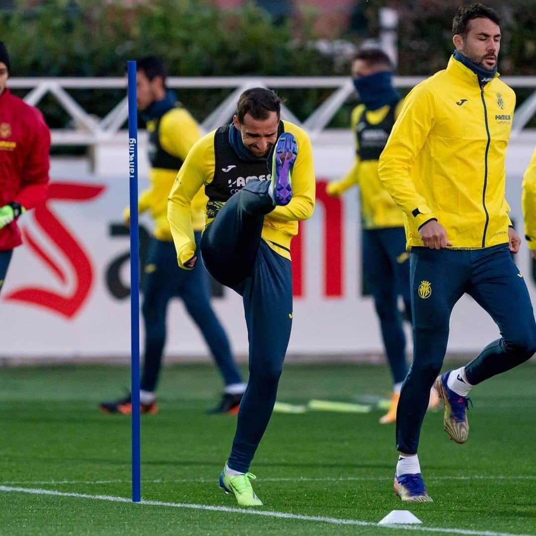 ビジャレアルCFのインスタグラム：「¡Qué bueno verte con el grupo, @paco93alcacer 👏!  . Great to see you back training with your team-mates, @paco93alcacer 👏!  #VillarrealElche #Villarreal #futbol #football #soccer #laliga」