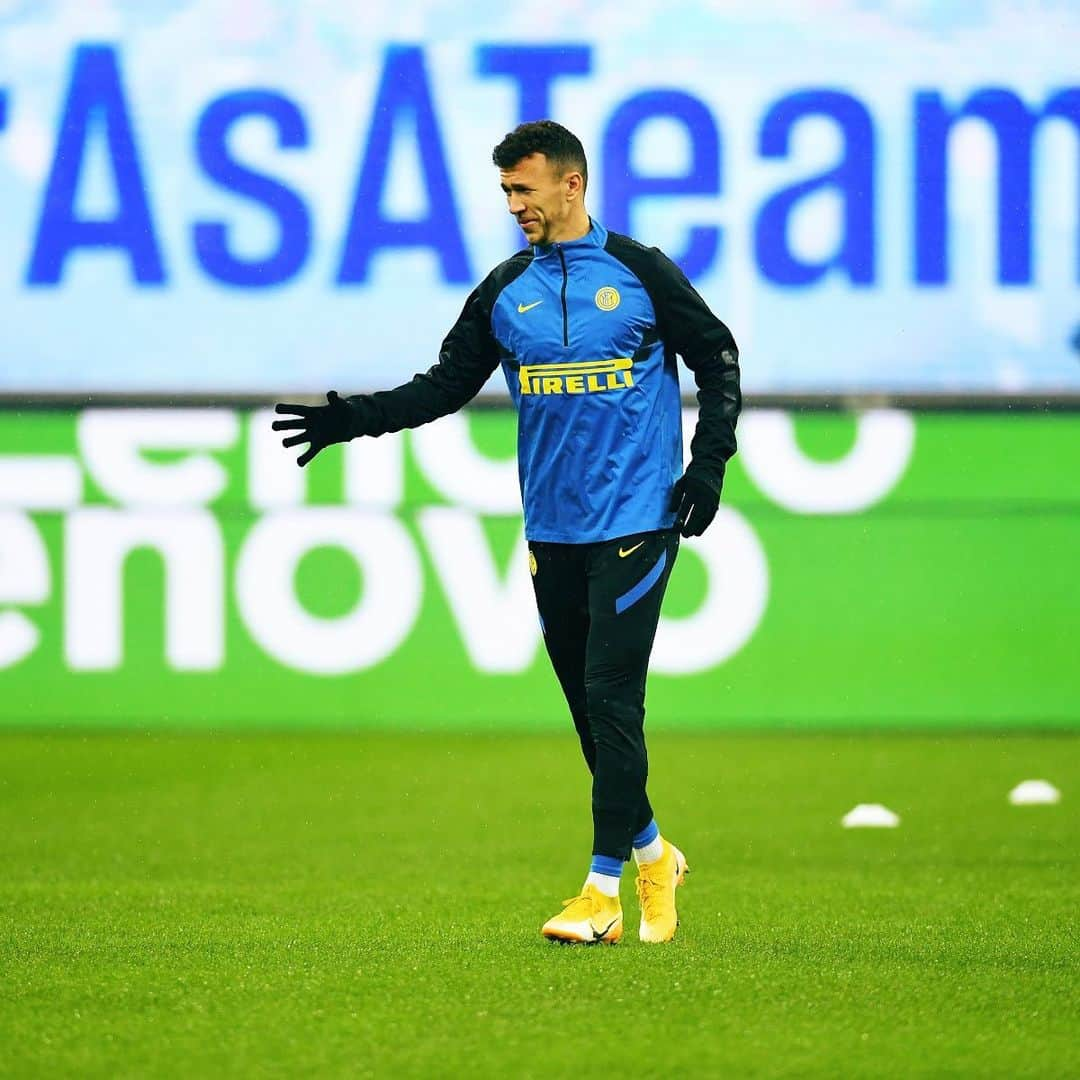 インテルナツィオナーレ・ミラノさんのインスタグラム写真 - (インテルナツィオナーレ・ミラノInstagram)「WARMING UP UNDER THE RAIN 🌧🏟⚽️ #InterBologna #Inter #ForzaInter #SerieA #Football」12月6日 4時28分 - inter