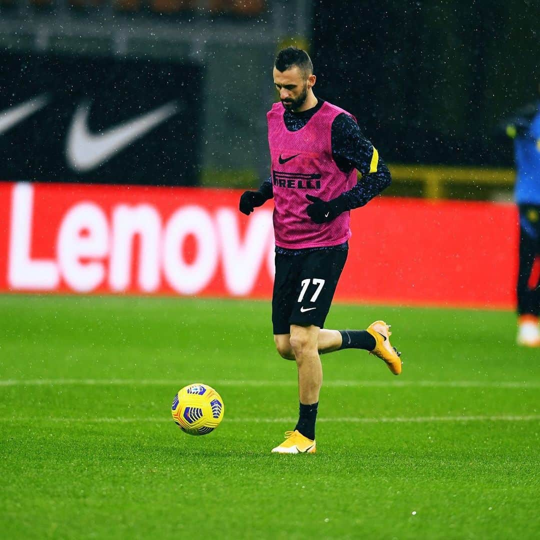 インテルナツィオナーレ・ミラノさんのインスタグラム写真 - (インテルナツィオナーレ・ミラノInstagram)「WARMING UP UNDER THE RAIN 🌧🏟⚽️ #InterBologna #Inter #ForzaInter #SerieA #Football」12月6日 4時28分 - inter