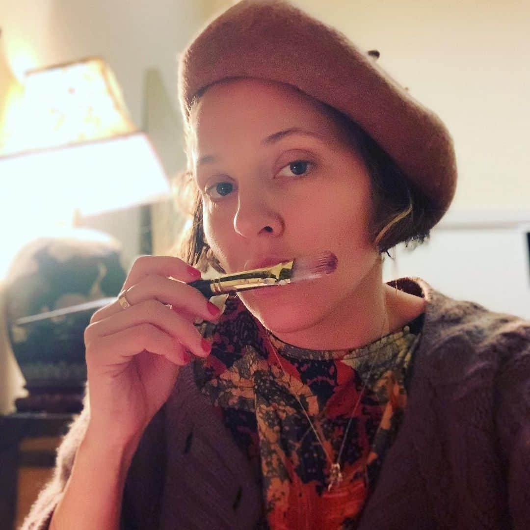 マルガリータ・レヴィエヴァさんのインスタグラム写真 - (マルガリータ・レヴィエヴァInstagram)「Everyone paints with a beret on, right?! Inside the house, right?! 😳🤷🏼‍♀️👩‍🎨  #rainydaze」12月6日 4時36分 - margaritalevieva