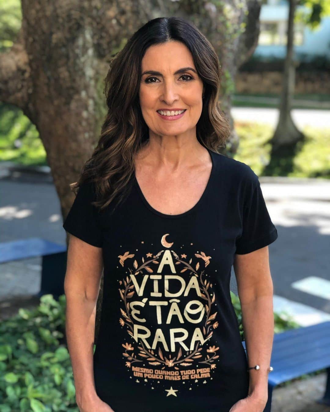 ファチマ・ベルナルデスのインスタグラム：「Sempre recebi muito carinho pelo trabalho que faço e também da família e dos amigos. Mas nesses últimos dias, chegou até mim uma avalanche de amor. Em forma de texto, fotos, emojis, música, poesia. De todos os cantos desse país, de todas as épocas da minha vida. Da escola, da dança, do jornal, da TV. Dos meus entrevistados, dos meus ídolos, dos fãs. Sempre soube que a vida é rara, mas hj meu amor a ela é ainda maior e vem carregado da certeza de que cada minuto importa mesmo e tem que ser muito bem vivido. Só quero dizer obrigada a todos, todos mesmo que gastaram algum momento do seu dia pra pensar em mim, pra rezar, pra me mandar alguma mensagem. Deu certo. Estou tranquila pra encarar esse novo desafio.」