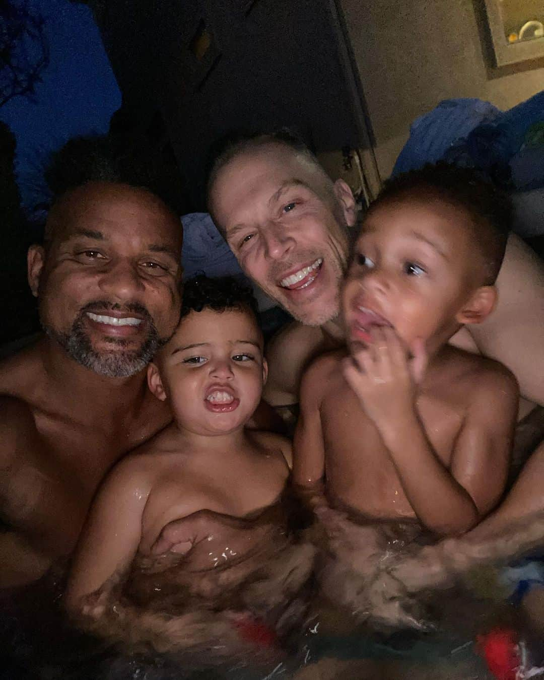 ショウン・トンプソンさんのインスタグラム写真 - (ショウン・トンプソンInstagram)「It’s nearly impossible to get a photo with all 4 of us looking at the camera 😂🤩. It’s a family hot tub night because y’all wore me out today during that dance class! See stories for my trauma! (Maybe that’s a little dramatic) 😂😂😂😂😂 #family #fun #tired」12月6日 10時09分 - shaunt