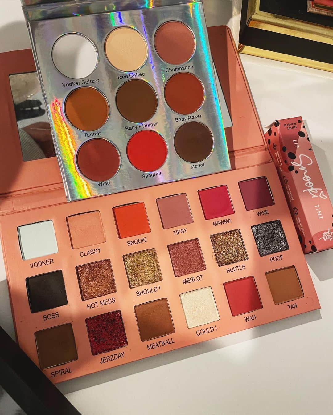 ニコール・ ポリッツィのインスタグラム：「Which palette best describes you? MAWMA or Snooki ? 😩  Stocking Stuffers 🎄💋  #thesnookishop」