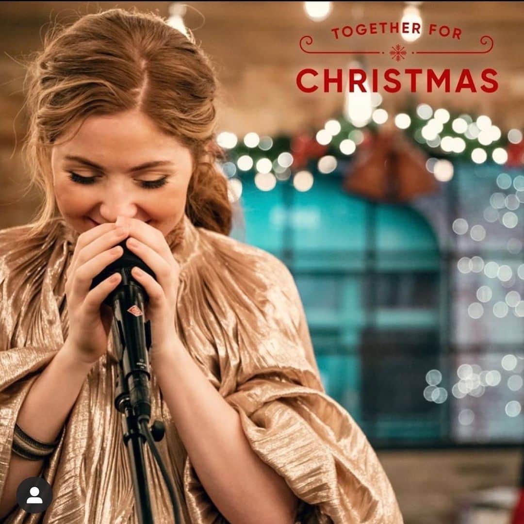 のインスタグラム：「I love this time of year and all the great music that celebrates Christmas! Join me and @official_neontrees @elainetrees @lindseystirling and lots more for holiday performances on “A Grace Notes Christmas” special. This Sunday, tomorrow, on @byutv from 6-7pm pacific time. I hope you’ll join us! 🌟🎄」