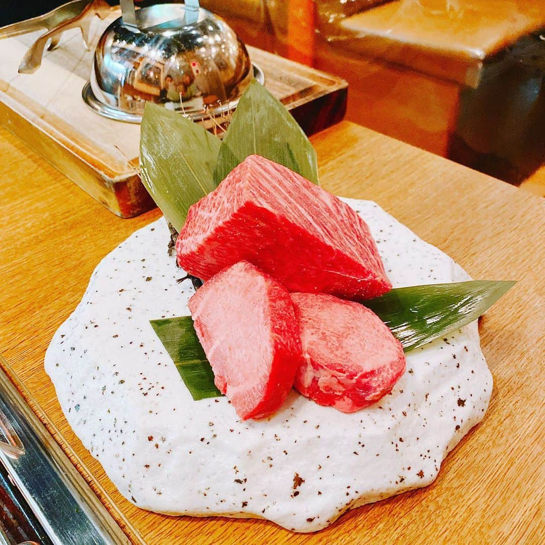 日出郎さんのインスタグラム写真 - (日出郎Instagram)「肉と体  #repost  #整体 #焼肉 #休日はメンテナンス  #もっちー #焼肉けいすけ三男坊   施術を受けに来てくださった日出郎さんと、日出郎さんの後輩にあたる方が店長をしている焼肉屋さん、焼肉けいすけ三男坊　に行ってきました😊 店長さん、役者さんだったようでイケメンさんで ごはんも日出郎さんと美味しく食べれました😭✨ 感謝感激ですうー ふわっち引き続き一位で逃げ切りましょう！！！笑  #焼肉 #広尾 #整体 #五十肩 #日出郎 #ふわっち #ストレッチ #柔軟性 #楽になりたい #塩顔男子 #たのしかった！」12月6日 5時08分 - hiderou1030