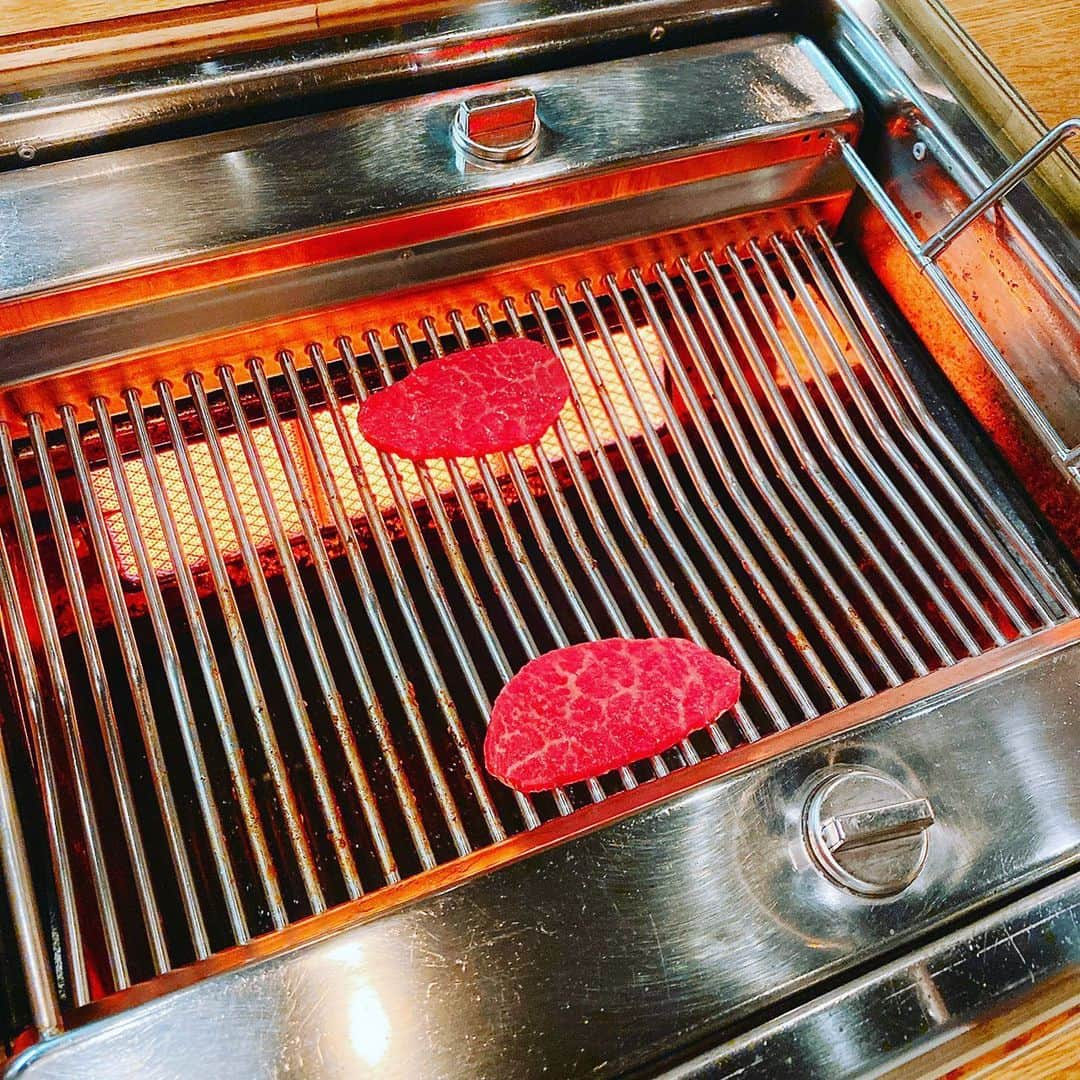 日出郎さんのインスタグラム写真 - (日出郎Instagram)「肉と体  #repost  #整体 #焼肉 #休日はメンテナンス  #もっちー #焼肉けいすけ三男坊   施術を受けに来てくださった日出郎さんと、日出郎さんの後輩にあたる方が店長をしている焼肉屋さん、焼肉けいすけ三男坊　に行ってきました😊 店長さん、役者さんだったようでイケメンさんで ごはんも日出郎さんと美味しく食べれました😭✨ 感謝感激ですうー ふわっち引き続き一位で逃げ切りましょう！！！笑  #焼肉 #広尾 #整体 #五十肩 #日出郎 #ふわっち #ストレッチ #柔軟性 #楽になりたい #塩顔男子 #たのしかった！」12月6日 5時08分 - hiderou1030