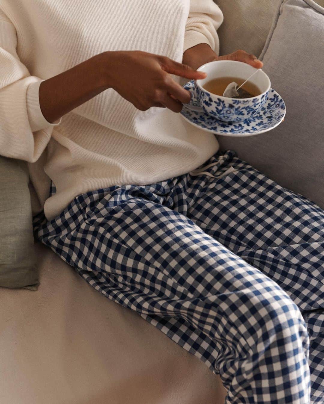 Oyshoさんのインスタグラム写真 - (OyshoInstagram)「Two of our favorite at home moments: gingham trousers & fine-knit jumper. ☕」12月6日 5時00分 - oysho