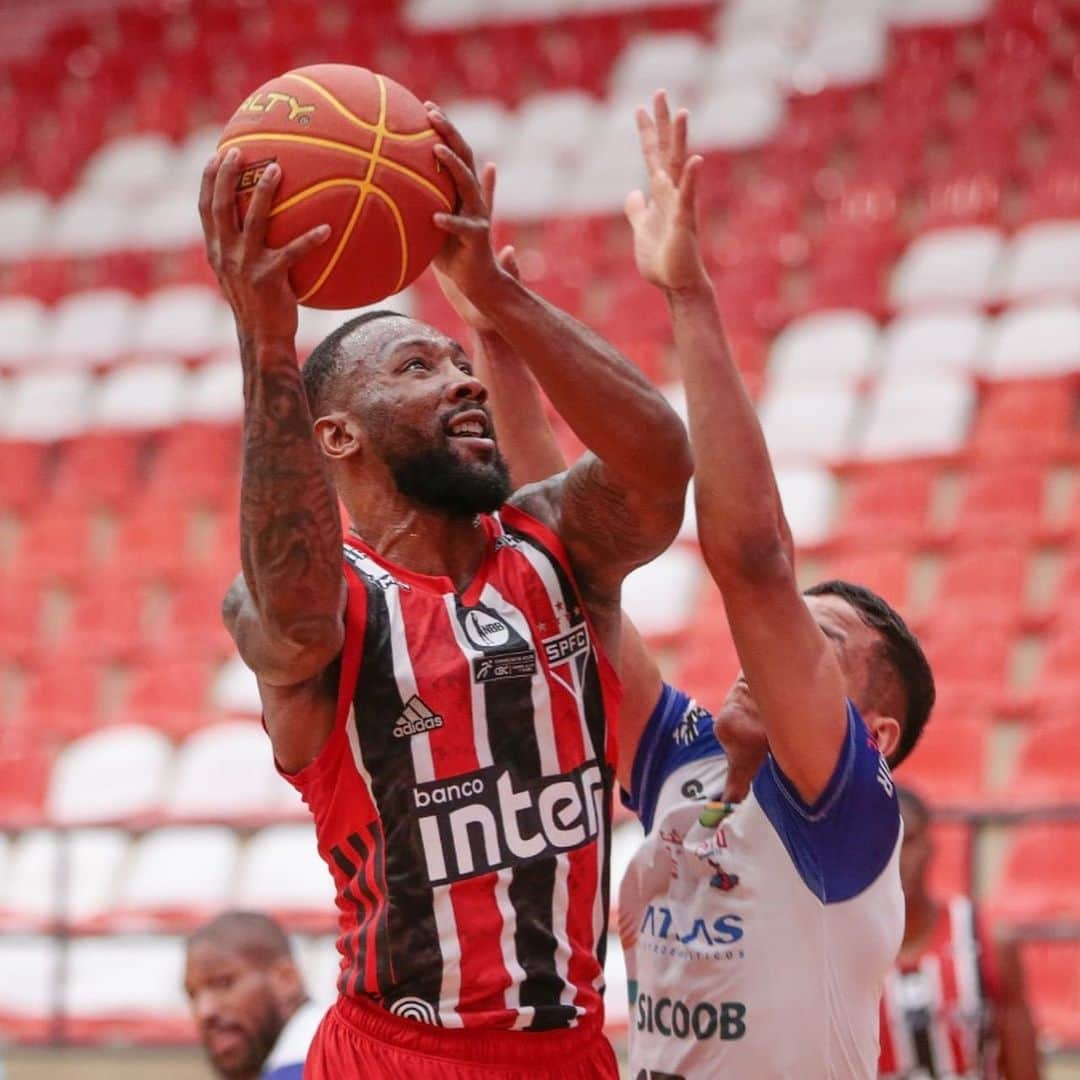 São Paulo FCさんのインスタグラム写真 - (São Paulo FCInstagram)「🔥 #BasqueteTricolor embalado! ⠀⠀⠀⠀⠀⠀⠀⠀⠀ Pato Basquete 71 x 80 São Paulo, no Ginásio do Morumbi, pelo @nbb. Foi a segunda vitória consecutiva do Tricolor, com mais uma atuação decisiva de @georgelucas14, que atingiu a maior pontuação de sua carreira no NBB: 2️⃣7️⃣ pontos! ⠀⠀⠀⠀⠀⠀⠀⠀⠀ Os destaques: >> Georginho (27 pontos e 13 rebotes) >> Lucas Mariano (18 pontos e 4 rebotes) >> Bennett (14 pontos e 7 assistências) ⠀⠀⠀⠀⠀⠀⠀⠀⠀ #BasqueteTricolor #VamosSãoPaulo 🇾🇪 ⠀⠀⠀⠀⠀⠀⠀⠀⠀ 📸 Marcelo Zambrana / LNB」12月6日 5時02分 - saopaulofc