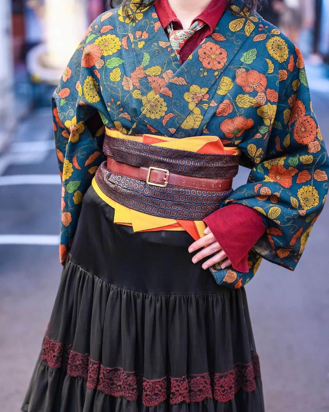 Harajuku Japanさんのインスタグラム写真 - (Harajuku JapanInstagram)「Japanese student Shiori (@4oxi_dayo) wearing a vintage kimono from her own grandmother over a shirt and necktie, a skirt from The Mondays, a belt over her obi, a beret, a vintage handbag, vintage jewelry, and platform boots.」12月6日 5時17分 - tokyofashion