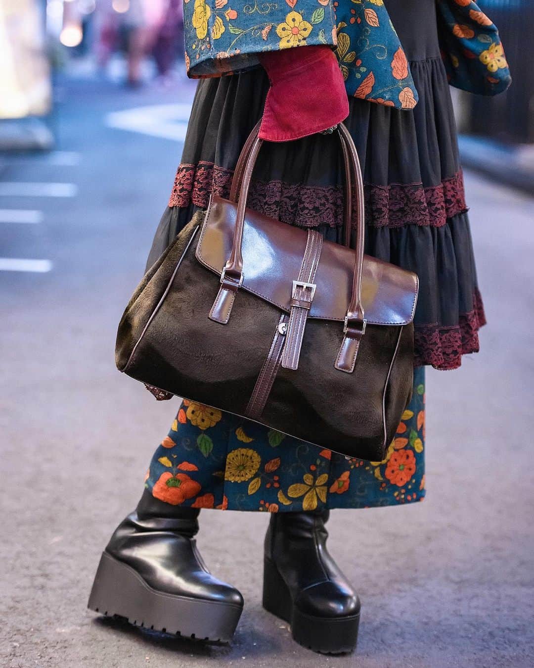 Harajuku Japanさんのインスタグラム写真 - (Harajuku JapanInstagram)「Japanese student Shiori (@4oxi_dayo) wearing a vintage kimono from her own grandmother over a shirt and necktie, a skirt from The Mondays, a belt over her obi, a beret, a vintage handbag, vintage jewelry, and platform boots.」12月6日 5時17分 - tokyofashion
