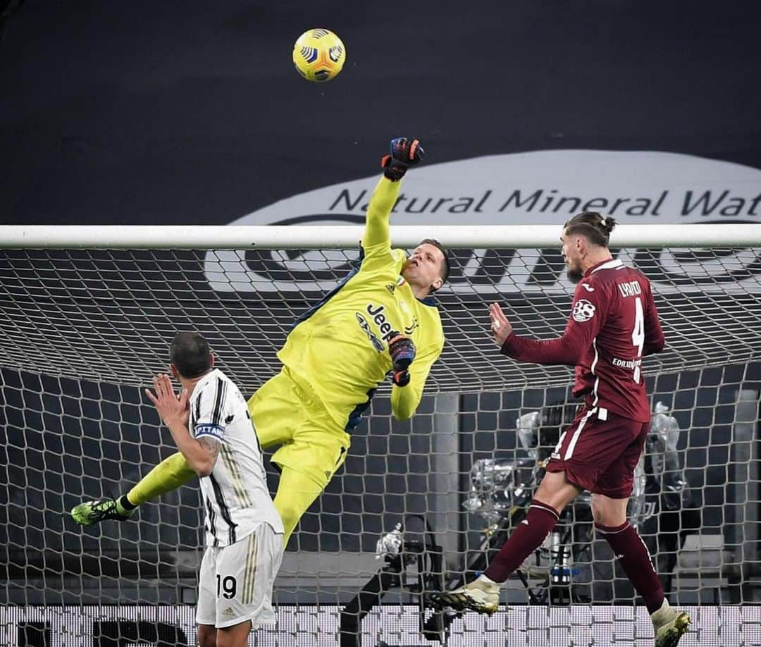 ヴォイチェフ・シュチェスニーさんのインスタグラム写真 - (ヴォイチェフ・シュチェスニーInstagram)「Turin is ⚪️⚫️!!  A crucial 3 points and a derby win🔥💪  #FinoAllaFine #DerbyDellaMole #ForzaJuve」12月6日 5時13分 - wojciech.szczesny1