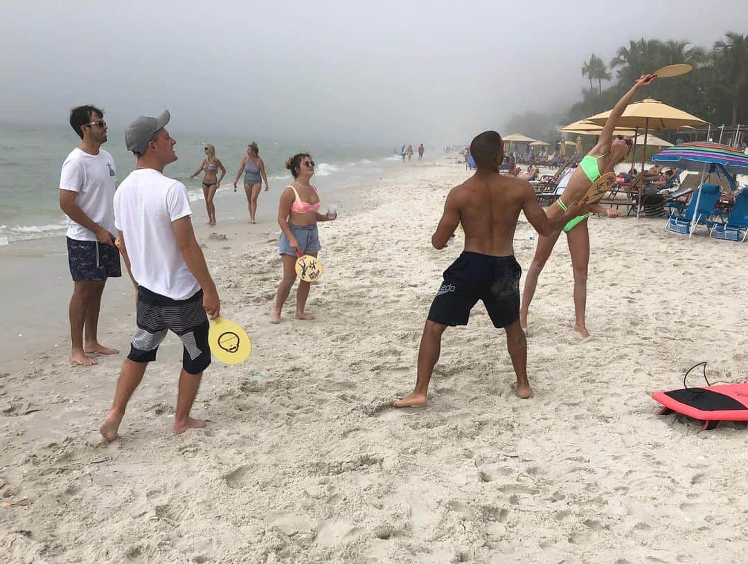 ケリー・ハイランドのインスタグラム：「Trying to play paddleball 🏖」