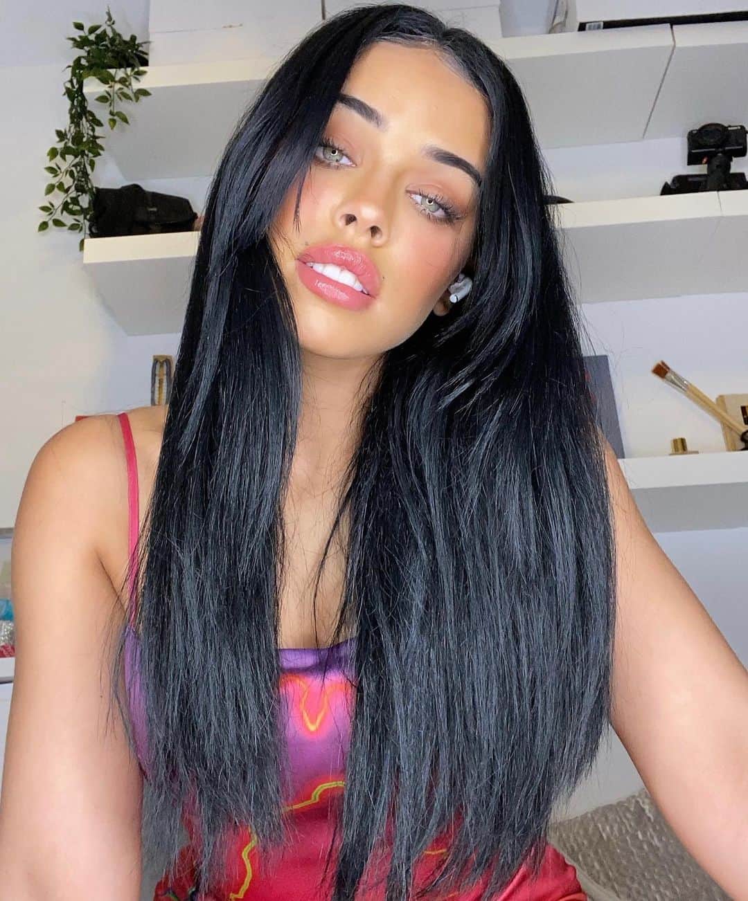 NISRINA SBIAのインスタグラム：「What am I listenin 2? (Also WHAT should I listen to?)」