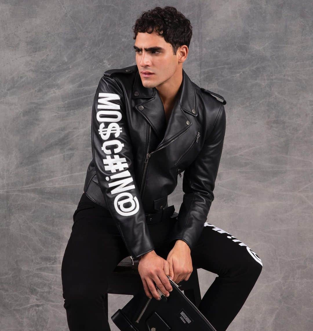 Moschinoさんのインスタグラム写真 - (MoschinoInstagram)「Moschino Mens PreFall 2021 @jhona_burjack #jhonaburjack #moschino @itsjeremyscott 📸 @lorenzofanfani」12月6日 5時34分 - moschino