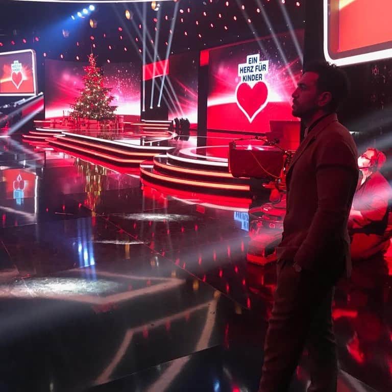 エリヤス・エンバレクのインスタグラム：「Alle mal spenden bitte❤️@einherzfuerkinder TEL: 01802101010」