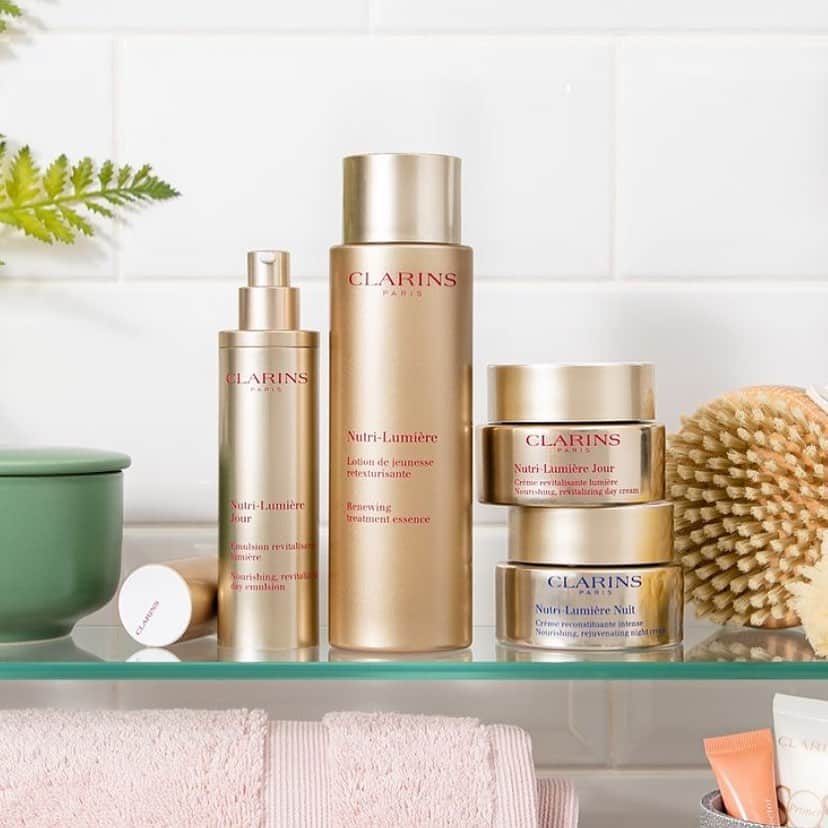 CLARINSさんのインスタグラム写真 - (CLARINSInstagram)「‘Tis always the season for glowing skin ✨✨✨ our Nutri-Lumière Collection has nourishing anti-aging formulas for mature skin help restore vitality and luminosity to a dull, dry, nutrient-depleted complexion. ✨✨✨  #selfcare #skincare #skincareroutine #clarins #clarinsskincare」12月6日 5時40分 - clarinsusa