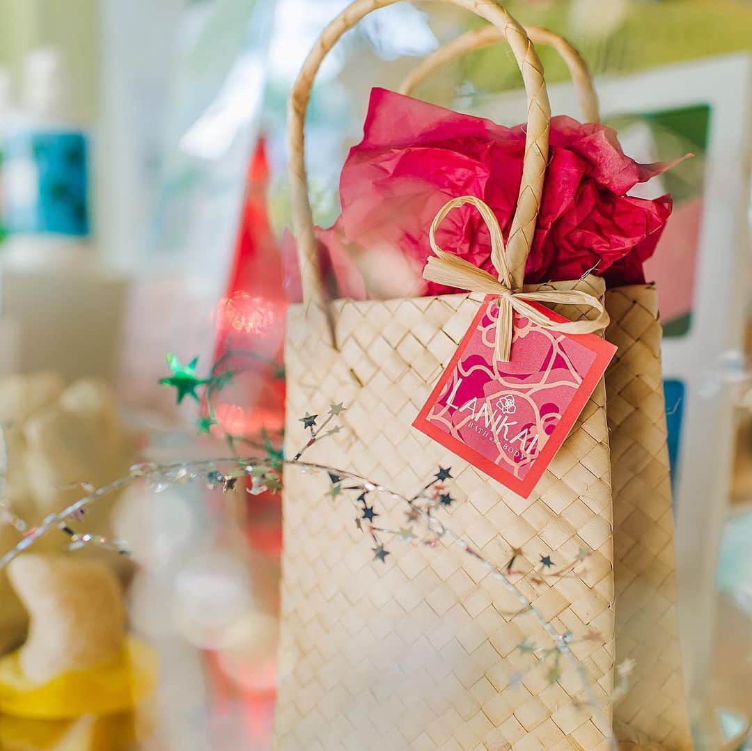 Lanikai Bath and Bodyさんのインスタグラム写真 - (Lanikai Bath and BodyInstagram)「Mele Kalikimaka gift tags adorn our signature sets, gift wrapping is always 𝒸𝑜𝓂𝓅𝓁𝒾𝓂𝑒𝓃𝓉𝒶𝓇𝓎! Let us take the stress out of wrapping for you.  #gift #christmas #melekalikimaka #holiday #stockingstuffers #ecofriendly #hawaii #plumeria #beach #palm #lauhala #recycle #wrapping #organizer #giftset #supportlocal #lanikai #mango #natural #shea #butter #shampoo」12月6日 5時52分 - lanikaibathandbody