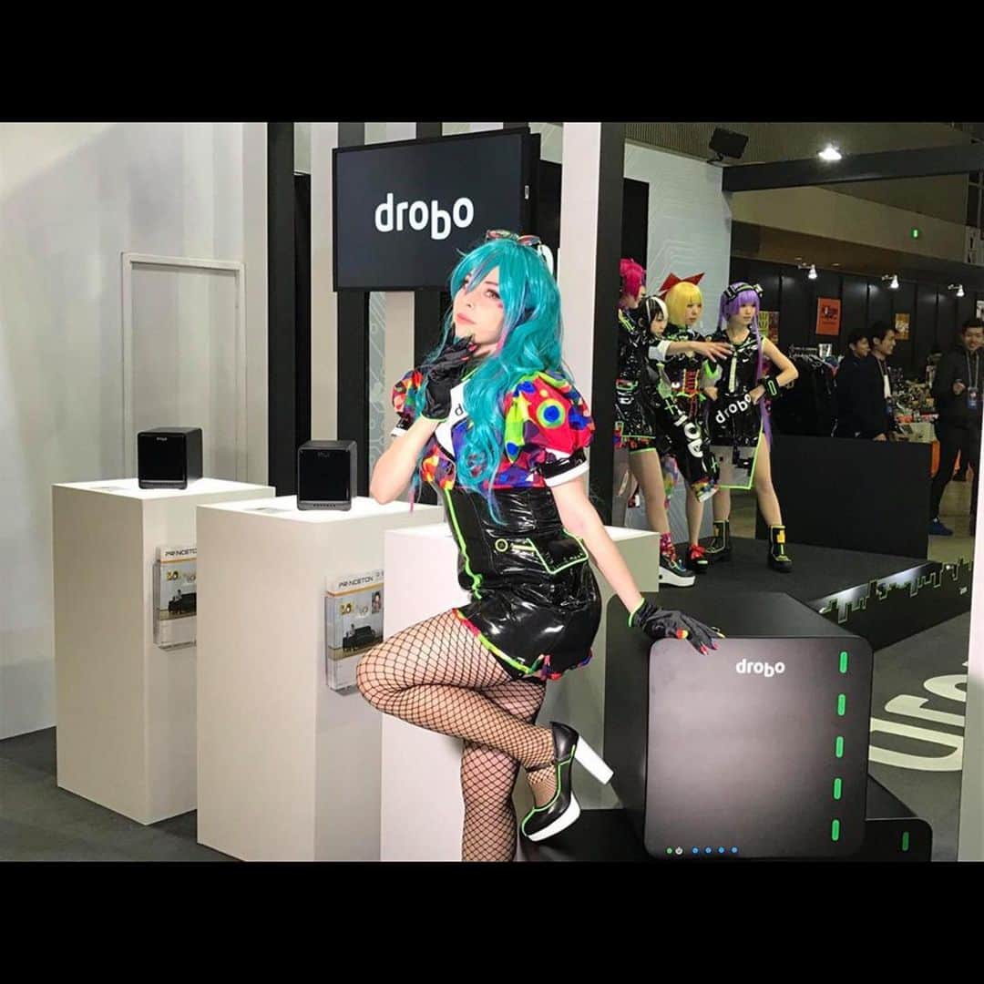 ユリコ・タイガーさんのインスタグラム写真 - (ユリコ・タイガーInstagram)「🇯🇵 DROBO 「ワクチンソフトの女子」  りかちゃんは２０１７年の東京コミコンに紹介されたDROBOのオリジナルキャラクターです。 有名なイラストレーターのみつめひろゆきさんに描かれました。もう一回みつめさんとコラボする予定です。楽しみにしています！りかちゃんが大事な経験で、キャラクターとして私に似てると思いますね。 みなさんは私から着想を得たキャラクターを想像するとしたら、どうでしょうか。コメントで短い登場人物を書いてください。絵を描けばストリーにあげたらタグしてください。気になります  🇬🇧 𝔻ℝ𝕆𝔹𝕆 𝕋𝕙𝕖 𝕒𝕟𝕥𝕚-𝕧𝕚𝕣𝕦𝕤 𝕘𝕚𝕣𝕝  Rika is the original character and the personification of Drobo, an anti-virus presented at the 2017 Tokyo Comic Con. The characters were created by Mitsume, a famous designer with whom I’ll have the honour to collaborate again soon (spoiler 👀) and I can’t wait!  I’ve always loved this character, and I think she looks a lot like me! Doesn’t she?  Question: how would you imagine a character based on me? Inspired my by image. Let me know in the comments with a brief description, or share your drawing in the storia with me (tag me!). I’m so curious!  🇮🇹 𝔻ℝ𝕆𝔹𝕆 𝕃𝕒 𝕣𝕒𝕘𝕒𝕫𝕫𝕒 𝕒𝕟𝕥𝕚-𝕧𝕚𝕣𝕦𝕤   Rika è l'original character nonché la personificazione di Drobo, un antivirus presentato al Tokyo Comic Con edizione 2017. Il personaggio fu realizzato da Mitsume, un famoso designer con cui avrò l'onore di collaborare di nuovo a breve (spoiler - ndr.) e non vedo l'ora! Sono rimasta molto affezionata a Rika, trovo che le sue caratteristiche mi rispecchino molto! Non è vero?!   Domandina del post: voi come immaginereste un personaggio ispirato a me? Commentate con una breve descrizione o condividete il disegno nelle storie e taggatemi! Sono troppo curiosa!  #drobo #model #modeling #cosplay #cosplayer #cosplaygirl #originalcharacter #oc #colorful #bluehair #モデル #外国人アイドル #外国人モデル #外国人モデル東京 #外国人タレント #タレント #コスプレ #コスプレイヤー #コスプレ撮影 #コスプレ女子 #外国人コスプレイヤー #東京 #東京コミックコン #東京コミックコンベンション2017 #tokyocomiccon #comiccon #tokyocomiccon2017 #mitsume #characterdesign」12月6日 5時56分 - yurikotiger