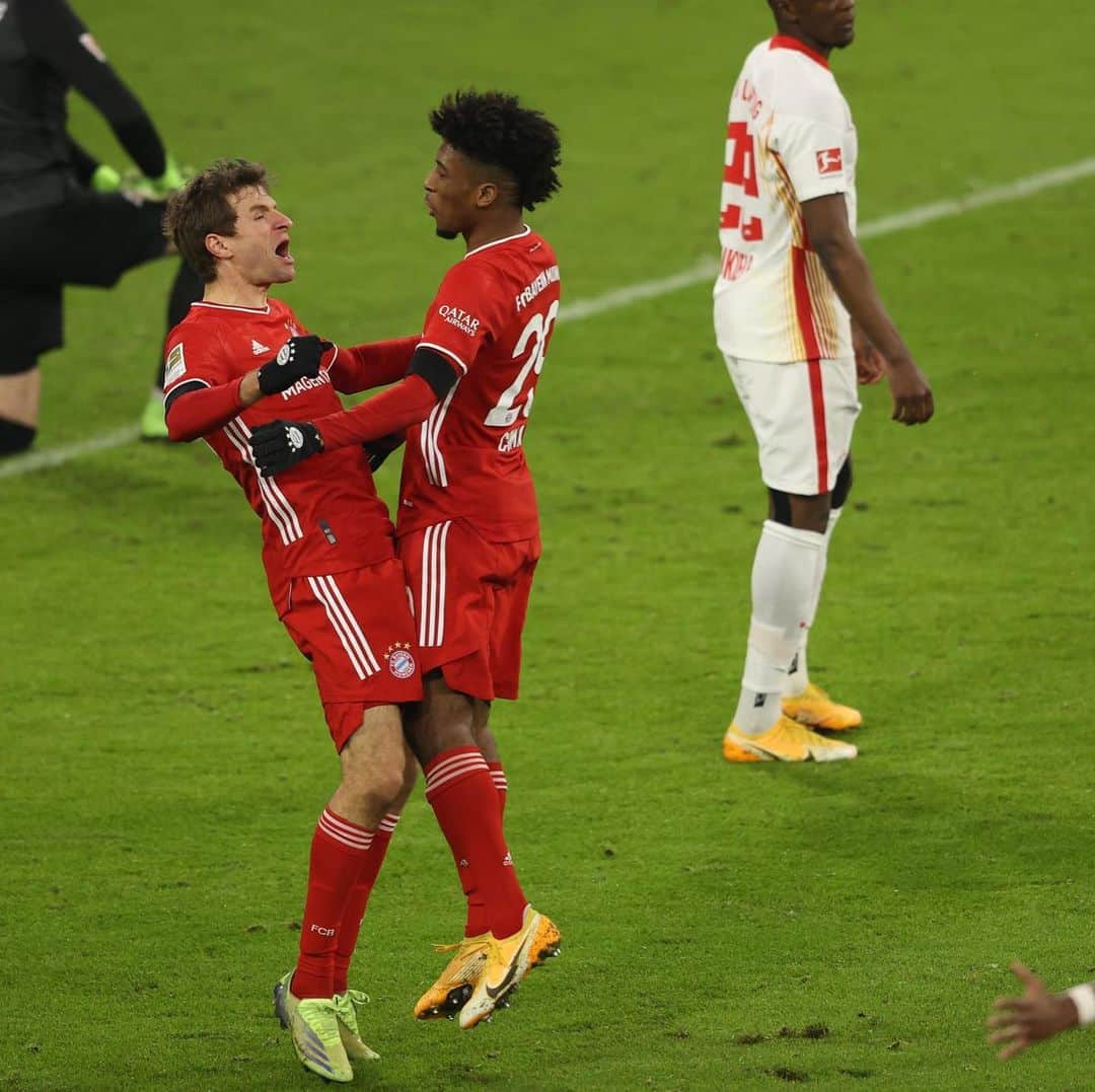 トーマス・ミュラーのインスタグラム：「Had a Dancing lesson with our @king_coman 👑 tonight-choose your favorite figure 🤩  The third pic shows our situation - not perfect in the details of our game but still TOGETHER 🔥🔥 #miasanmia #loveourspirit #eventhebestgethit #jamalhutab #aberanskopfballpendelmusstdunoch #bleibtsgsund」