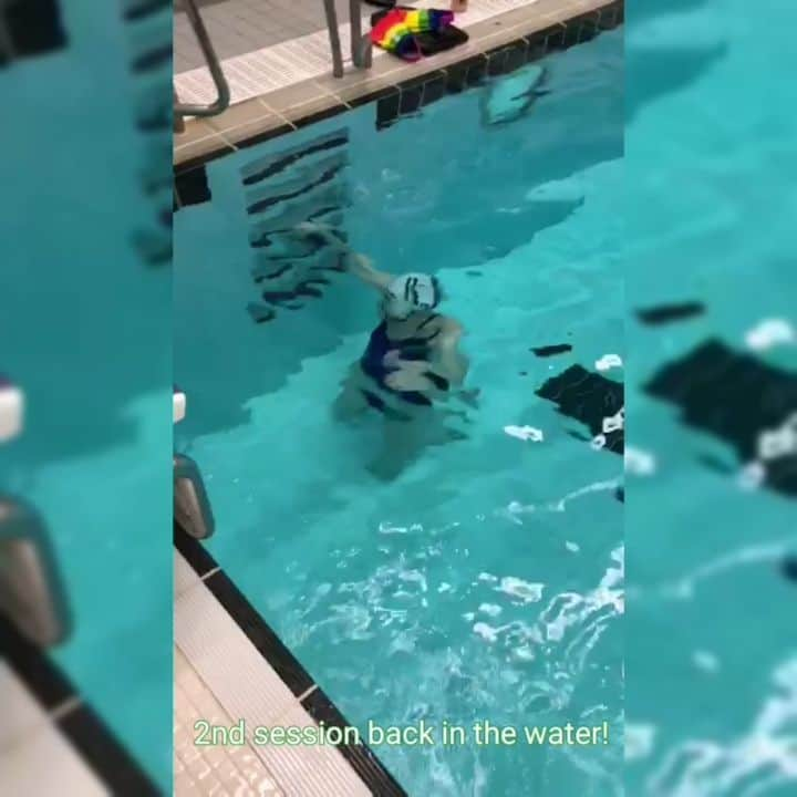 ハンナ・ミレイのインスタグラム：「Progressing into streamline. The hardest thing has been getting my arm up over head, using the water to reduce the load and help with movement mobility has been hugely helpful. Streamlining is something I did every day, to have that taken away was difficult. Getting it back has given me the biggest smile ever! 😁 🔹 🔹 🔹 #streamline #swimmer #shouldersurgery #armclinic #rehab #backtobasics #mobility #water #aberdeensportsvillage #UoApst #teamarenauk」