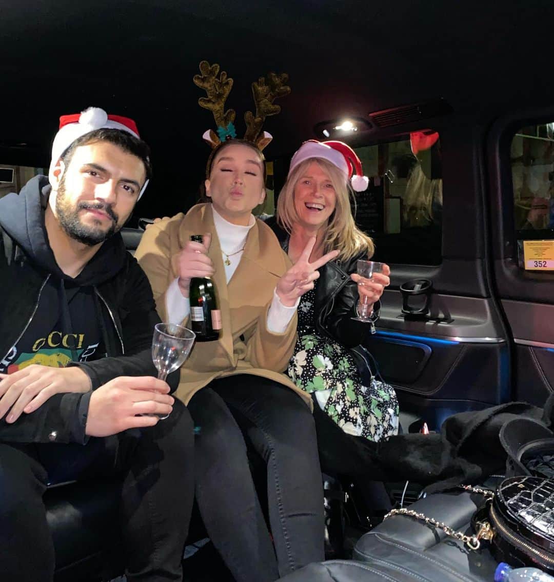 ヴィッキー・パティソンさんのインスタグラム写真 - (ヴィッキー・パティソンInstagram)「All I want for Christmas is youuuuuuu!!!! 😍😂🎄❤️🎁  Guys, if you’re after a magical winter experience, I can’t recommend a @travelinstyleessex tour of the best Christmas lights in London enough 😍 The guys picked us up at our door, and took us to @hushmayfair for some cocktails and nibbles, then back to our super comfy car for champagne and silly hats as we commenced our whistle stop tour of some of the cutest festive spots in our nations capital- making sure we got out and took pictures at our faves!!!   Thankyou so much for a wonderful night @travelinstyleessex- it was completely worth the sore head today! 😍✨」12月6日 6時11分 - vickypattison