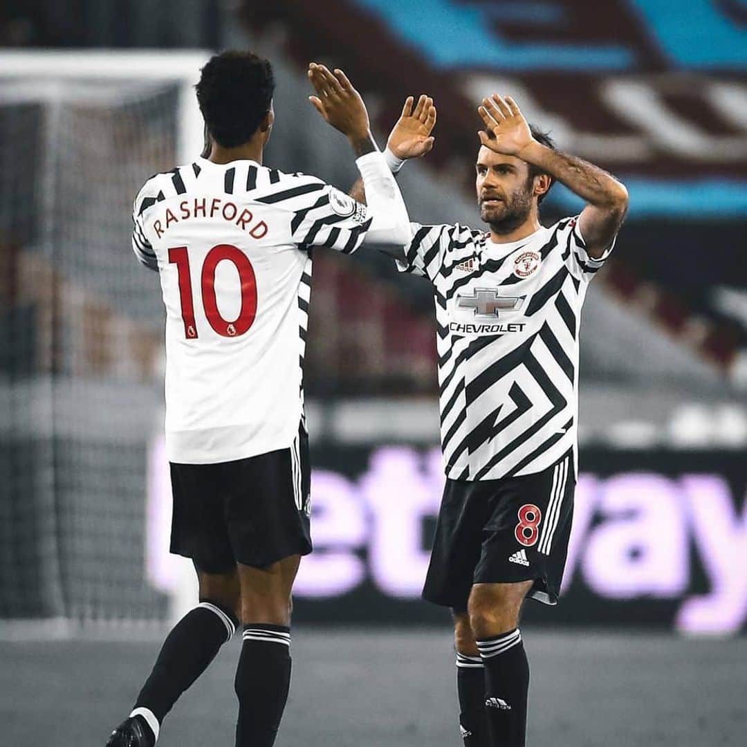 フアン・マタのインスタグラム：「@manchesterunited ⚪️⚫️💪」
