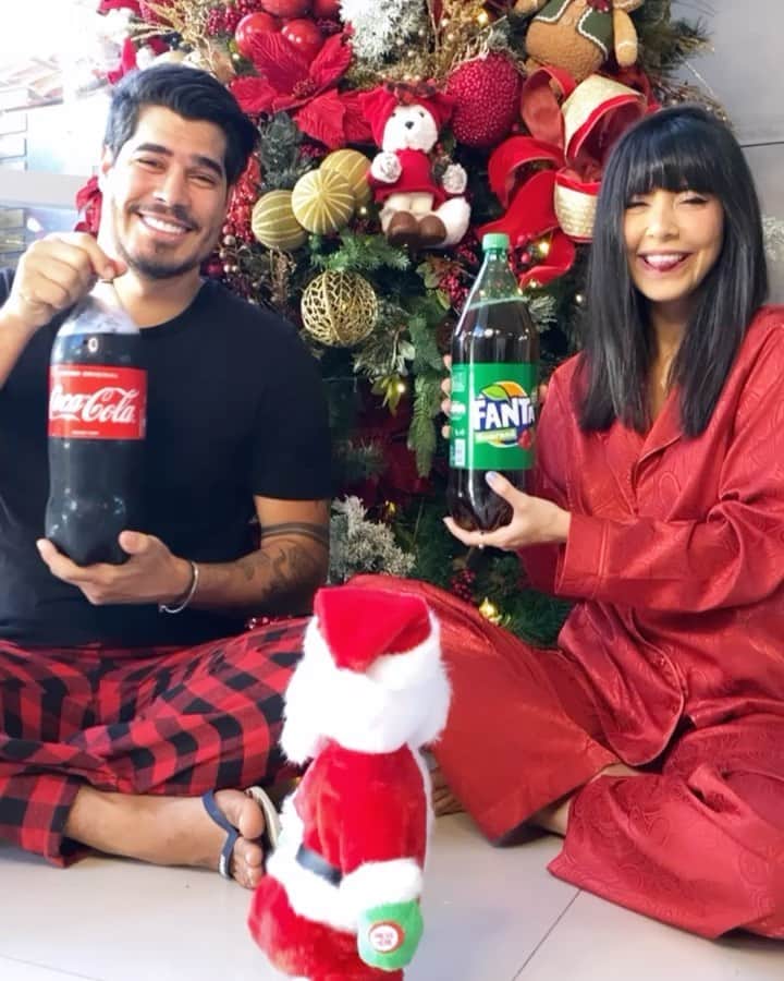 Gabriela Salesのインスタグラム：「Lacrinhxsss, tretas na família nessas festas de 2020? Só na maratona de #AGrandeFamíliaNoVIVA  kkkk. É hoje, a partir das 20h30 porque nas nossas casas... Jamais, será? Ricasfamily que lute! 😂 A @cocacola_br também está em uma embalagem conjunta com @fantabrasil. Isso quer dizer que vai ter refrigerante pro gosto de todo mundo *e ainda com economia*! Do Beiçola à Marilda, né, @canalviva?! Já tô ansiosa para mais tarde kkkkk. Vamo assistir juntos? E tem filtro também, postei lá nos stories ❤️❤️❤️ *publicidade」