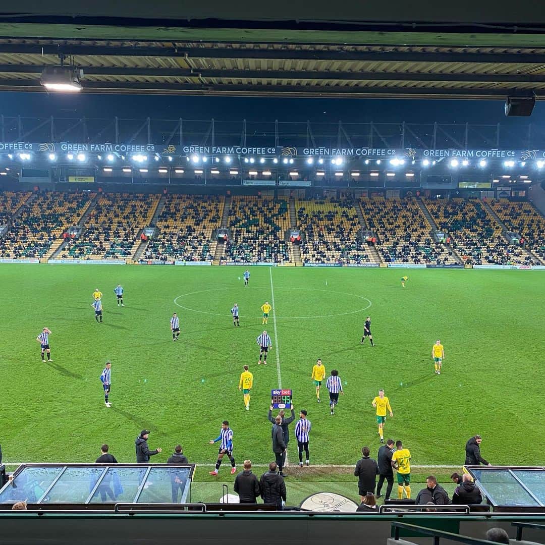 ティム・クルルのインスタグラム：「Another great comeback of this team.. +3 and great to see some fans back in Carrow Road.. Congrats to @josh14martin for his first goal and @maxaarons2 with the winner 🔰#ncfc」