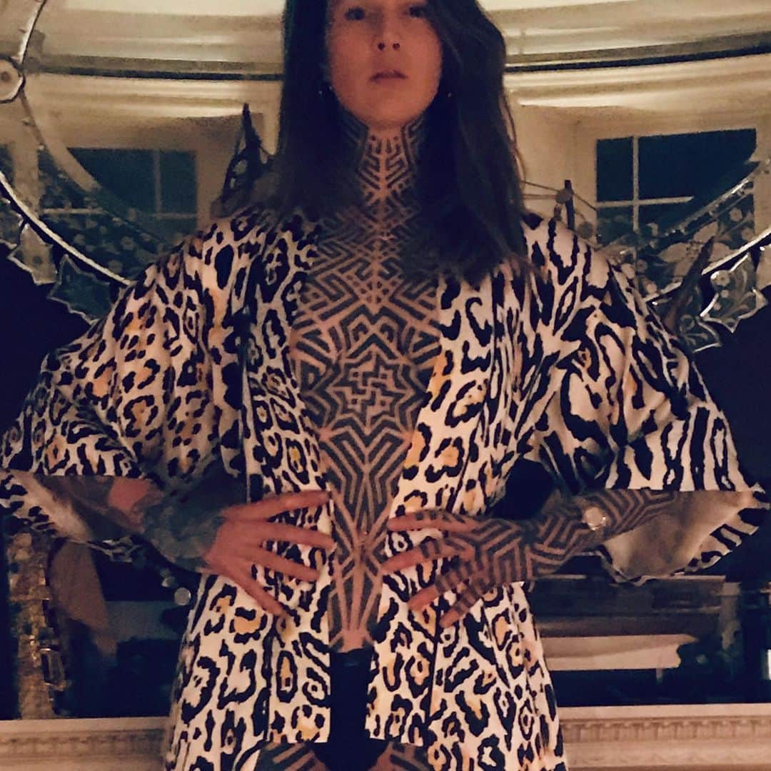 アリスバイテンパリーのインスタグラム：「Pattern on pattern at home with @stephbolam ✨ in her @temperleylondon loungewear   x #leopardprint #bodyart」